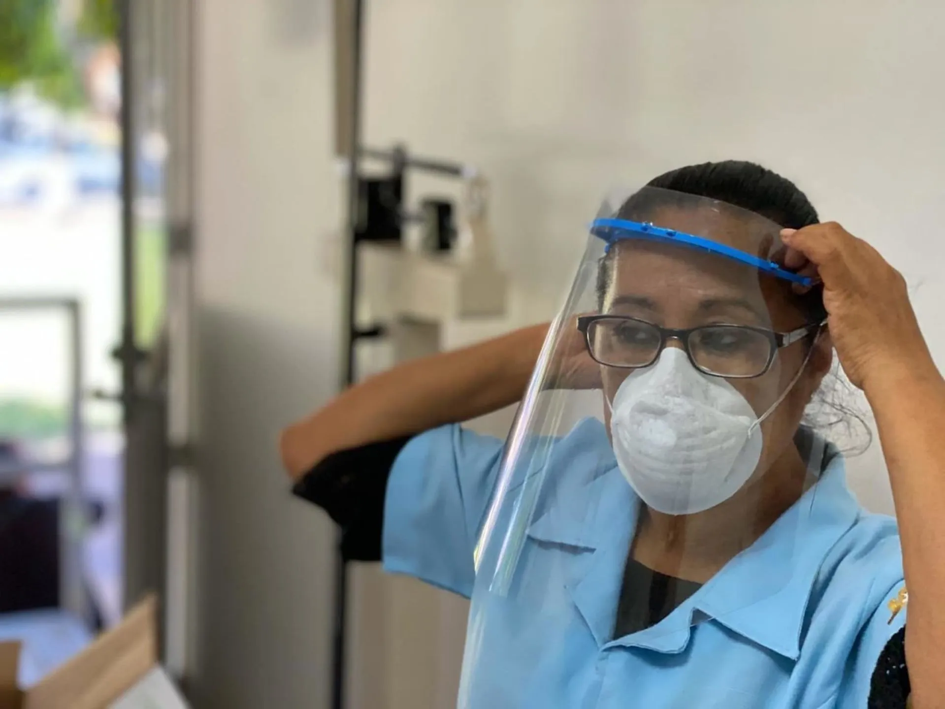 Nabawa proyecto de egresados y alumna del Tec que donan caretas a hospitales