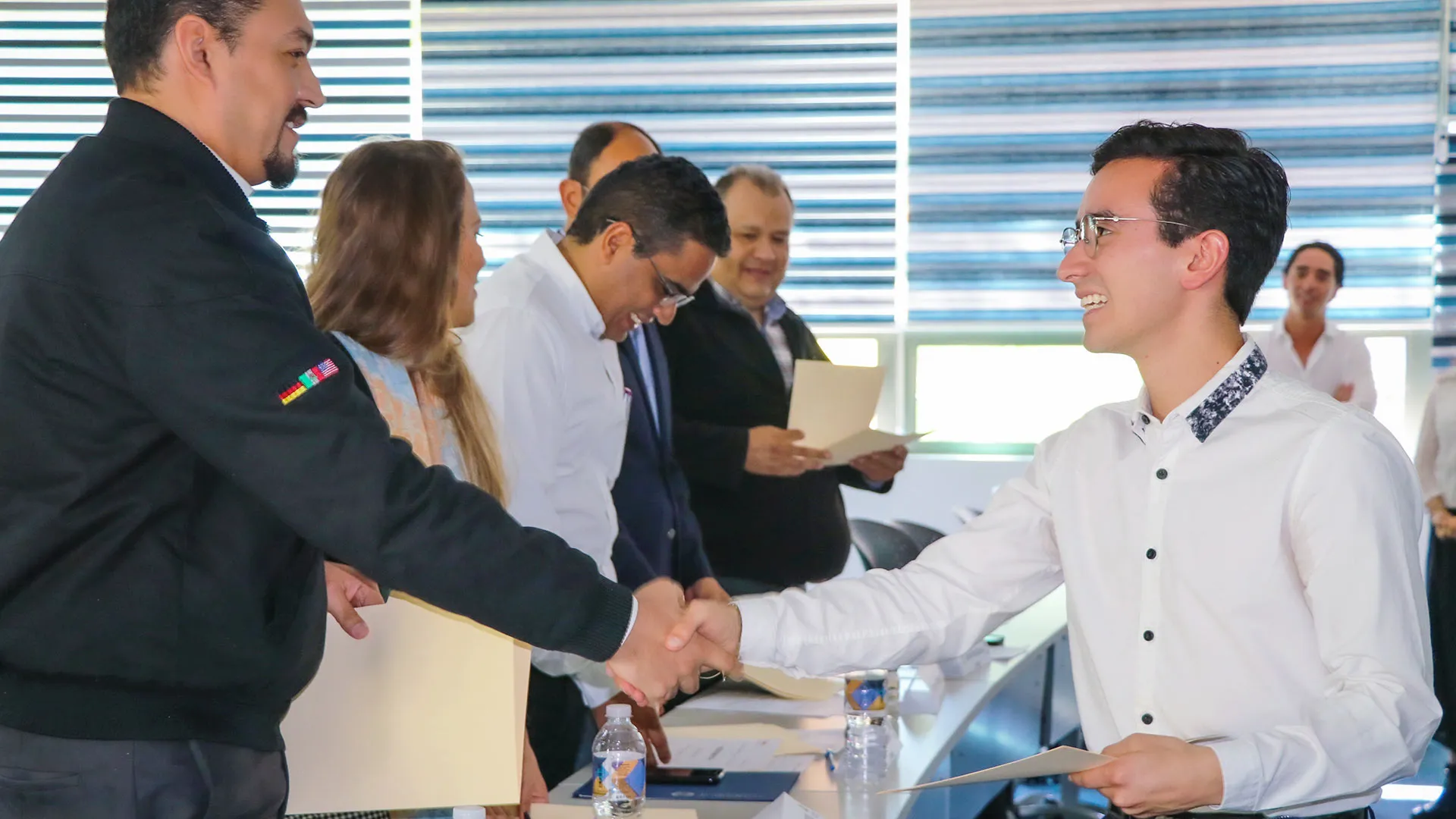 Alumno del escuadrón semestre i estrechando mano con colaborador de Bosch