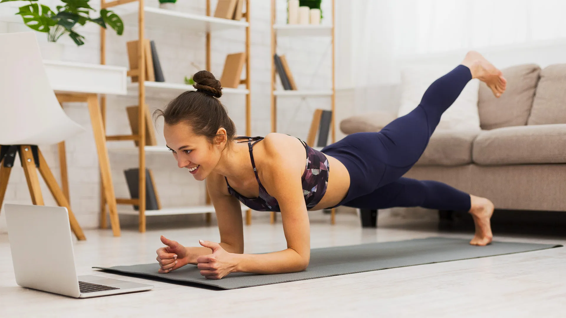 Chica haciendo ejercicio guiado por curso en línea