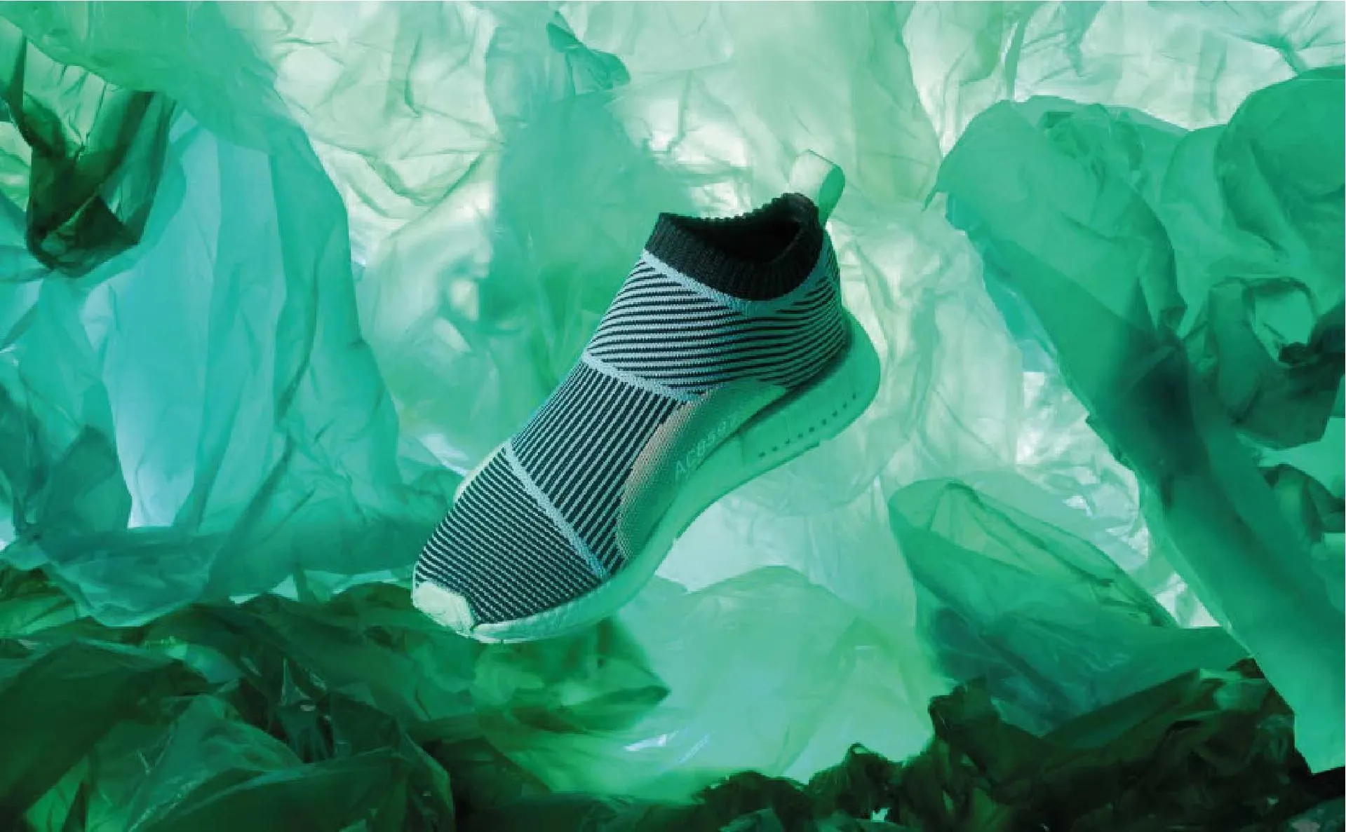 tenis-entre-bolsas-de-plastico-pet