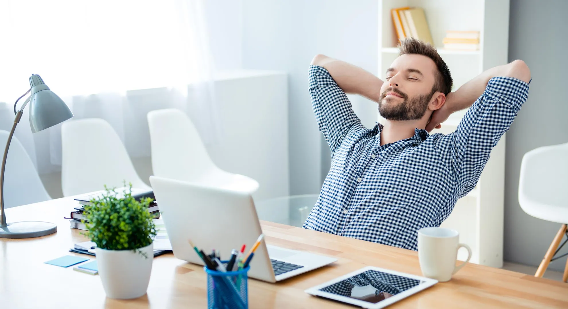 Joven haciendo una pausa de sus actividades en casa