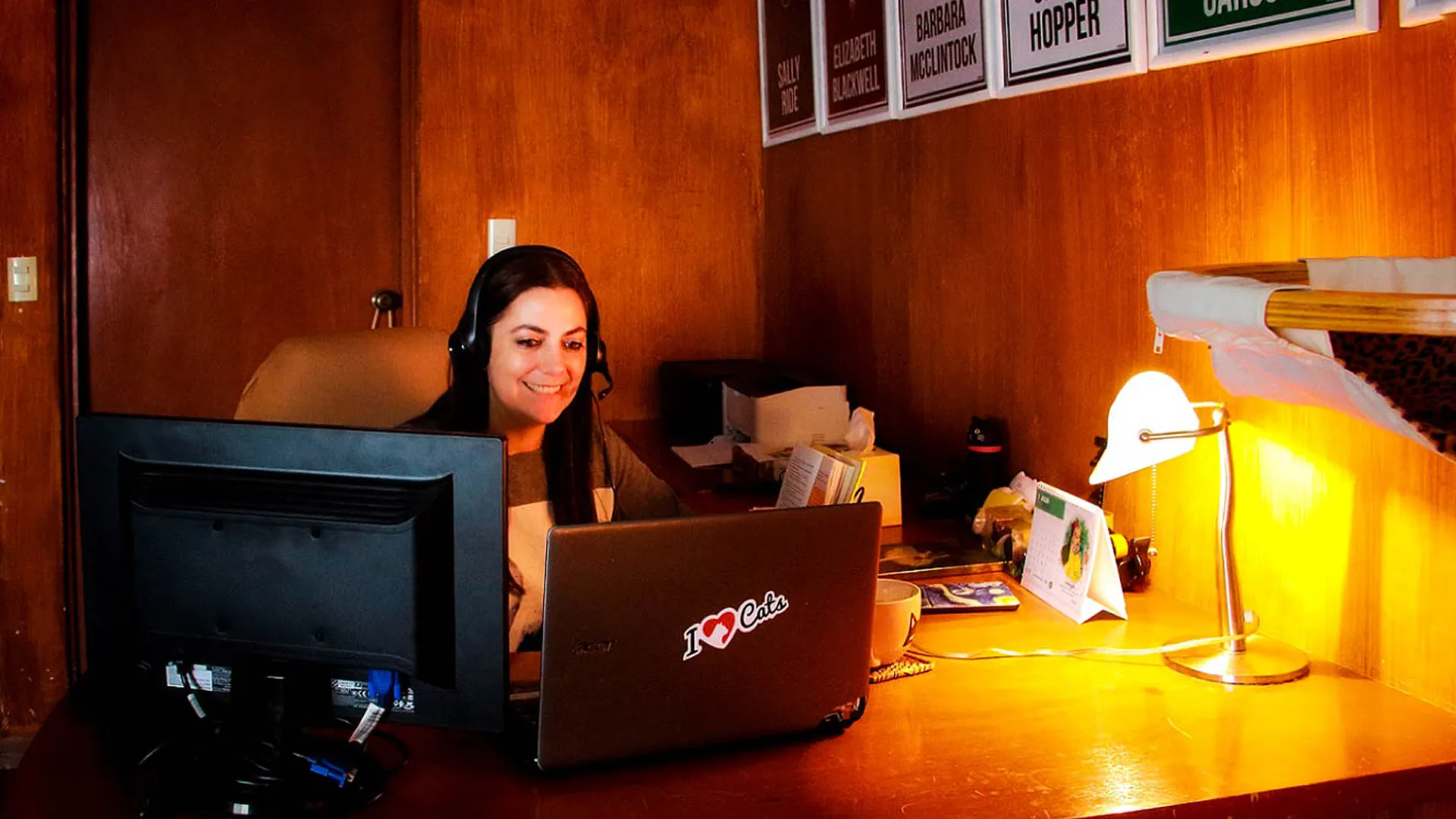 Maestra Herlinda Salazar dando clases en línea de filosofía.