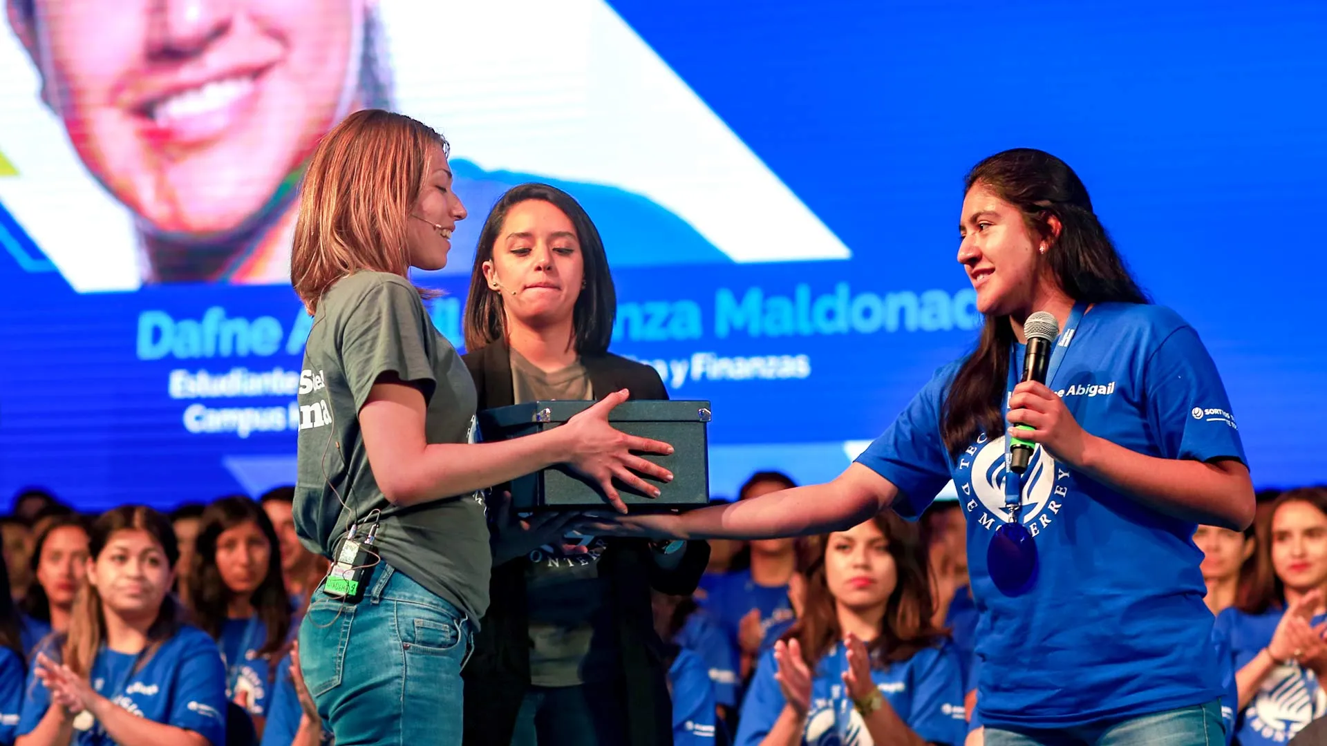 Becados del Tec suman esfuerzos y ayudan a becar a otros jóvenes