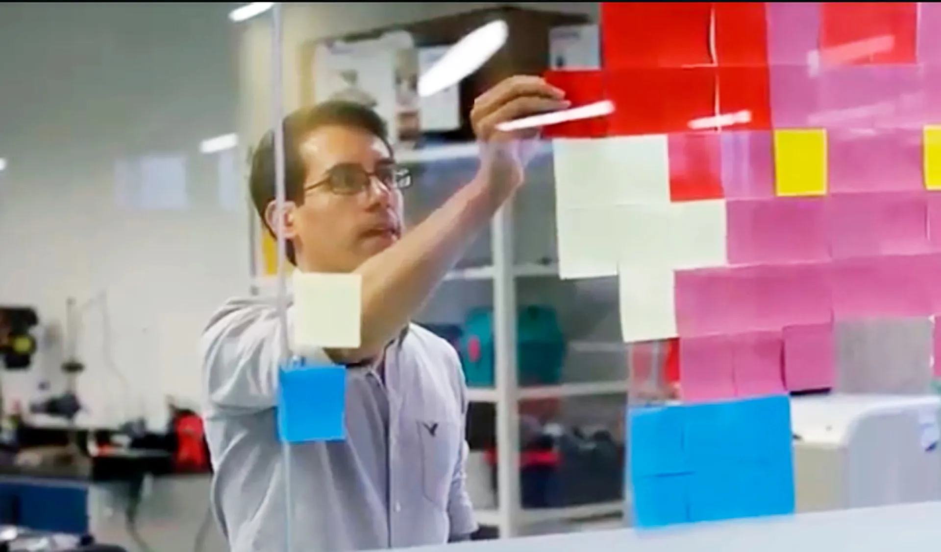 Darius Lau, empresario, diseñador y maker diseña equipo médico para personal de salud