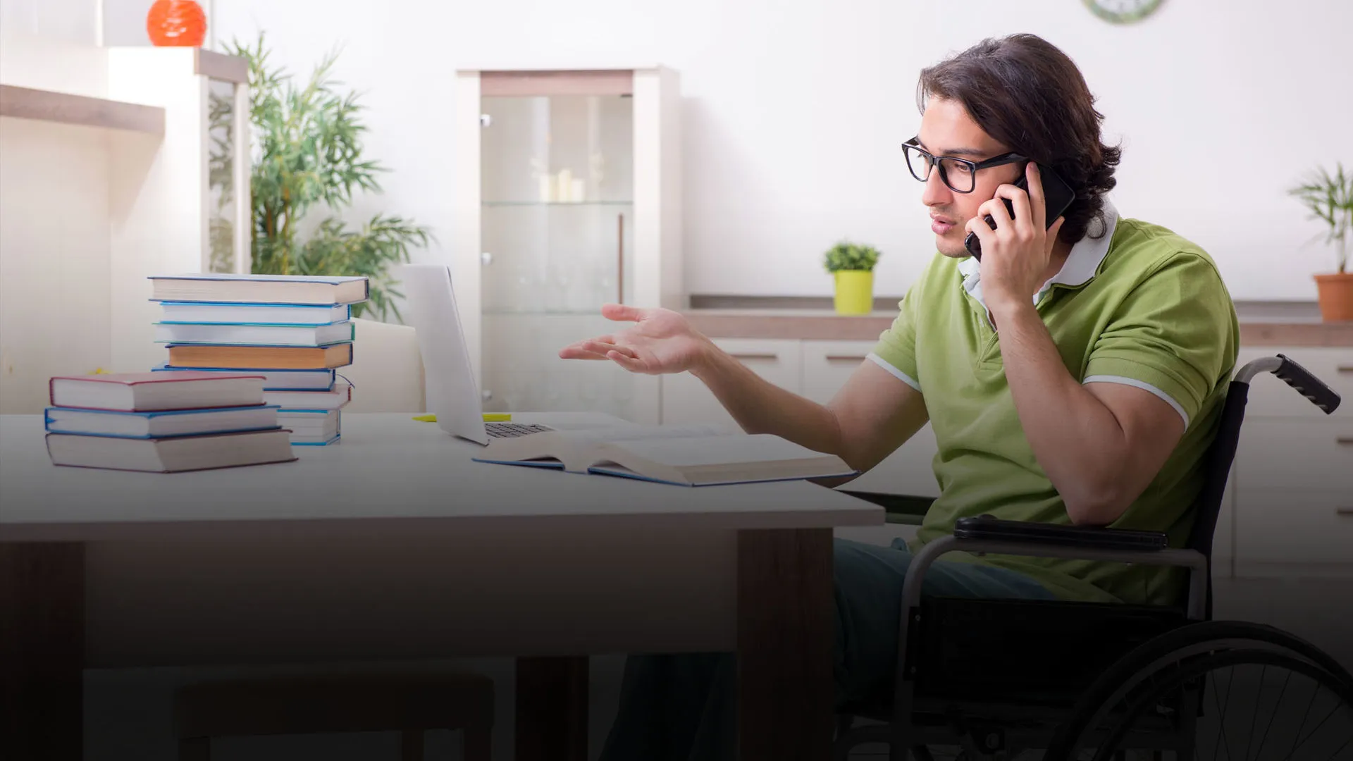 Foto joven en silla de ruedas