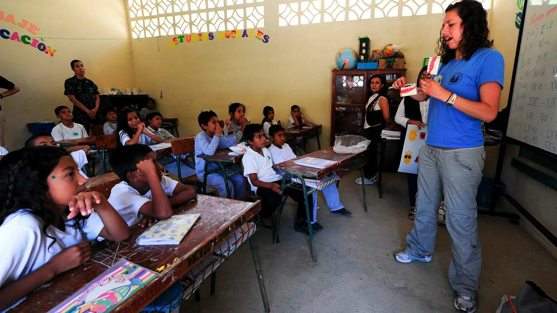 Estudiantes del Tec elaboran y donan caretas para escuelas públicas