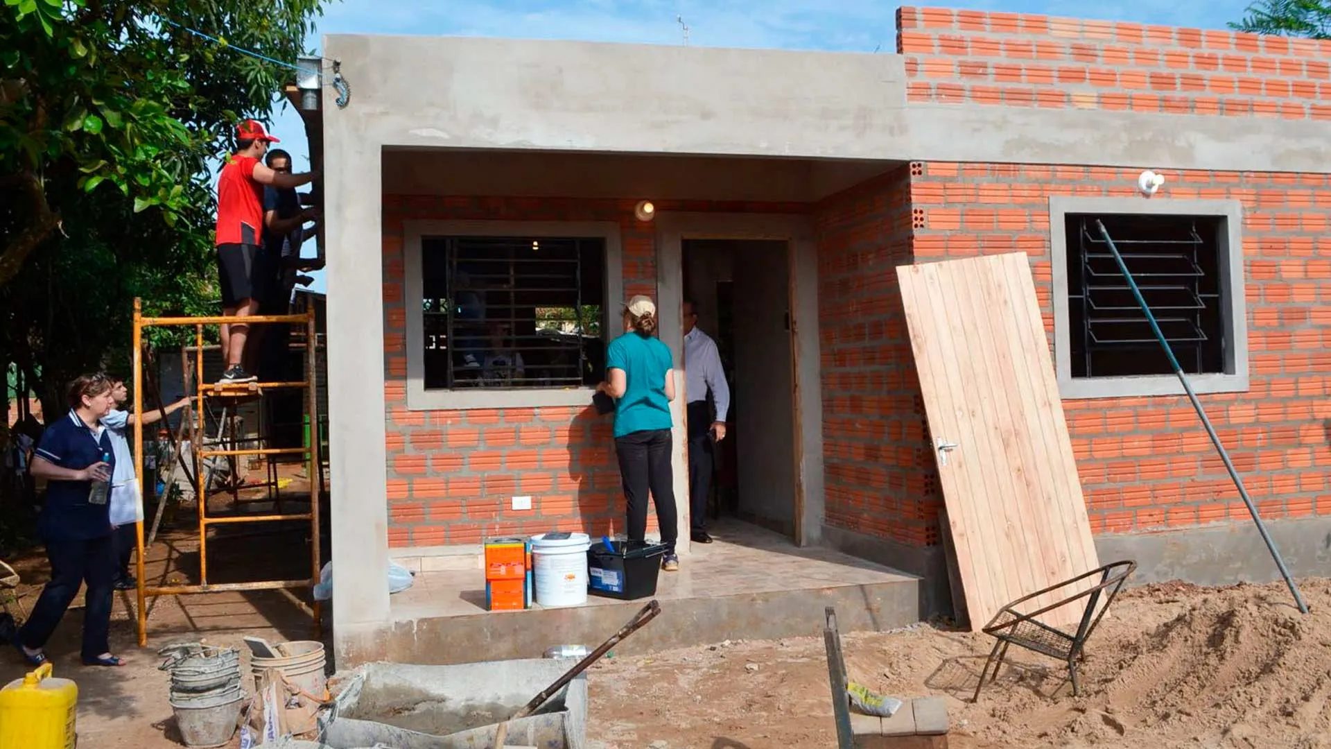 familia construyendo casa bajos recursos