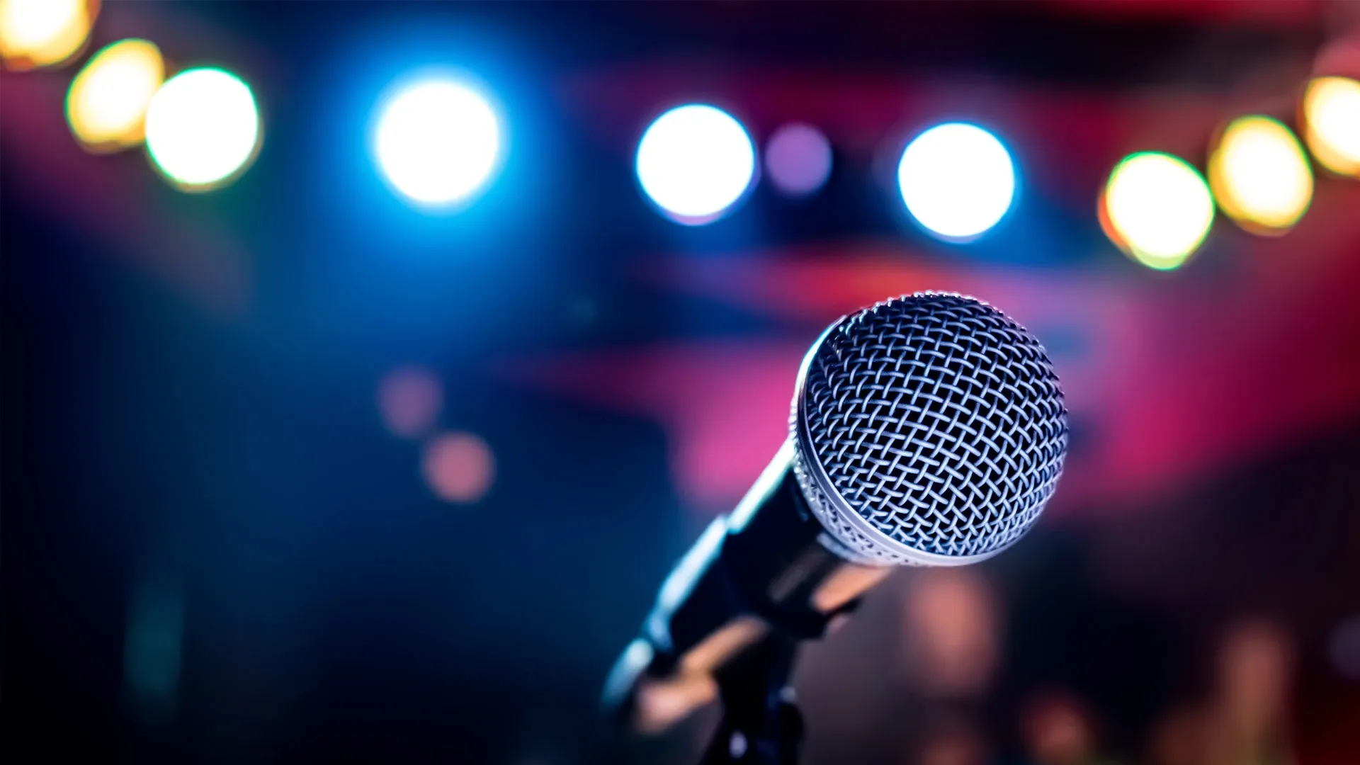 foto de microfono en escenario