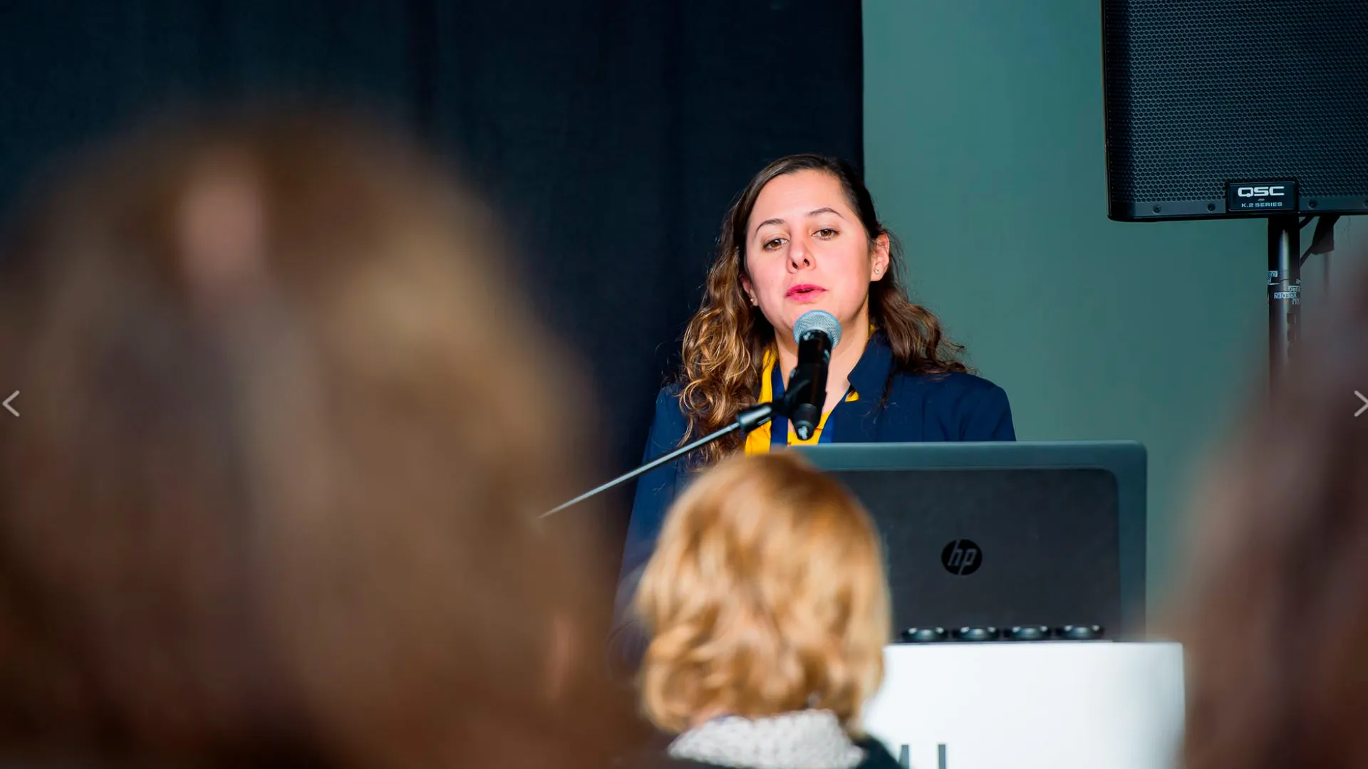 Dina Fajardo dando una conferencia.