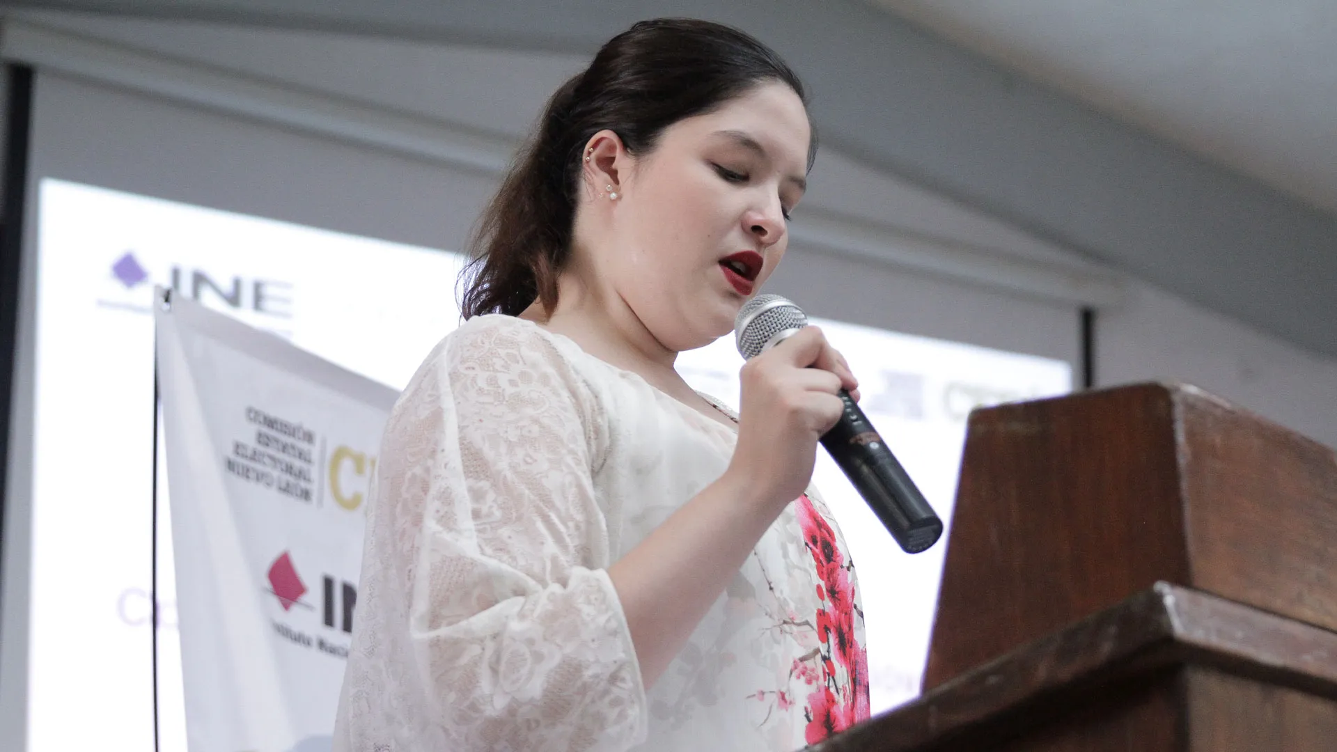 Denisse hablando sobre equidad de género