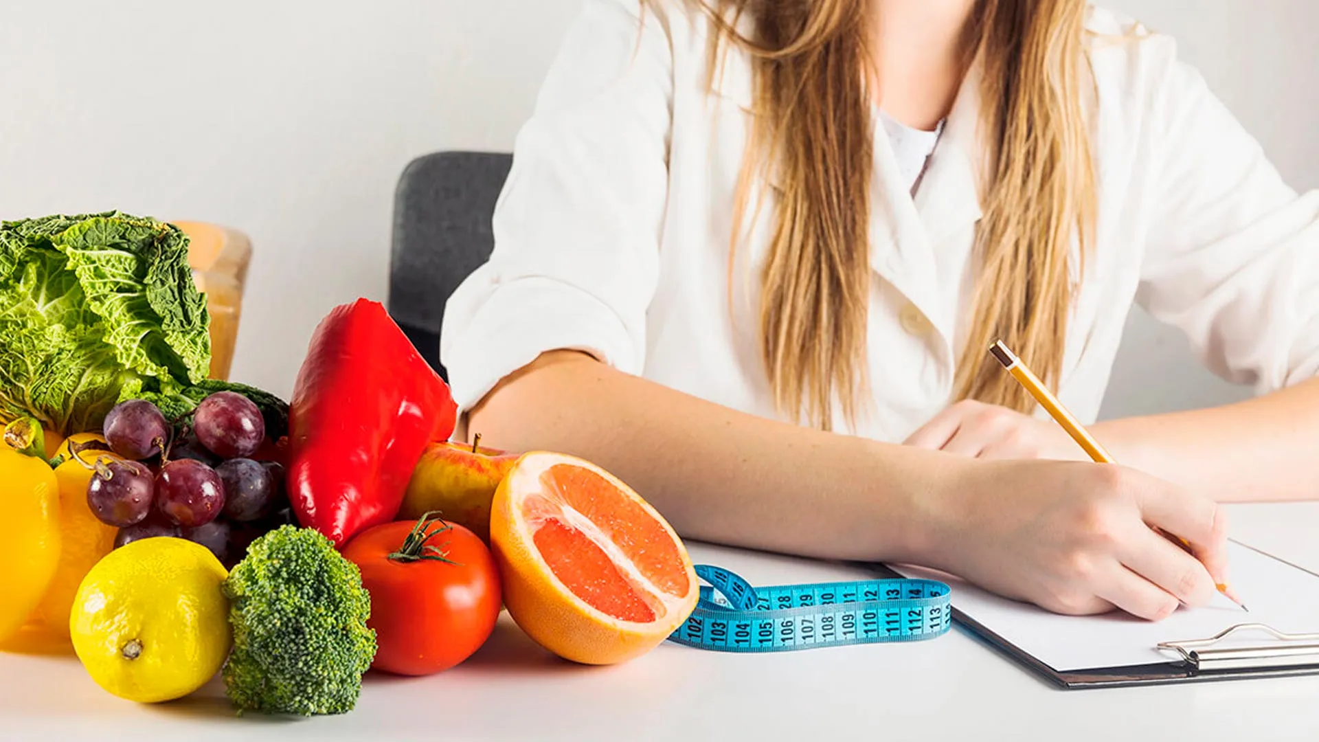mujer preparando comida saludable