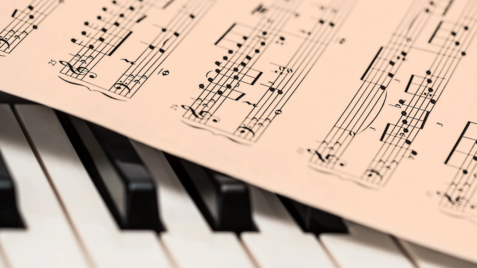 Partituras sobre un piano canción de esperanza por pandemia