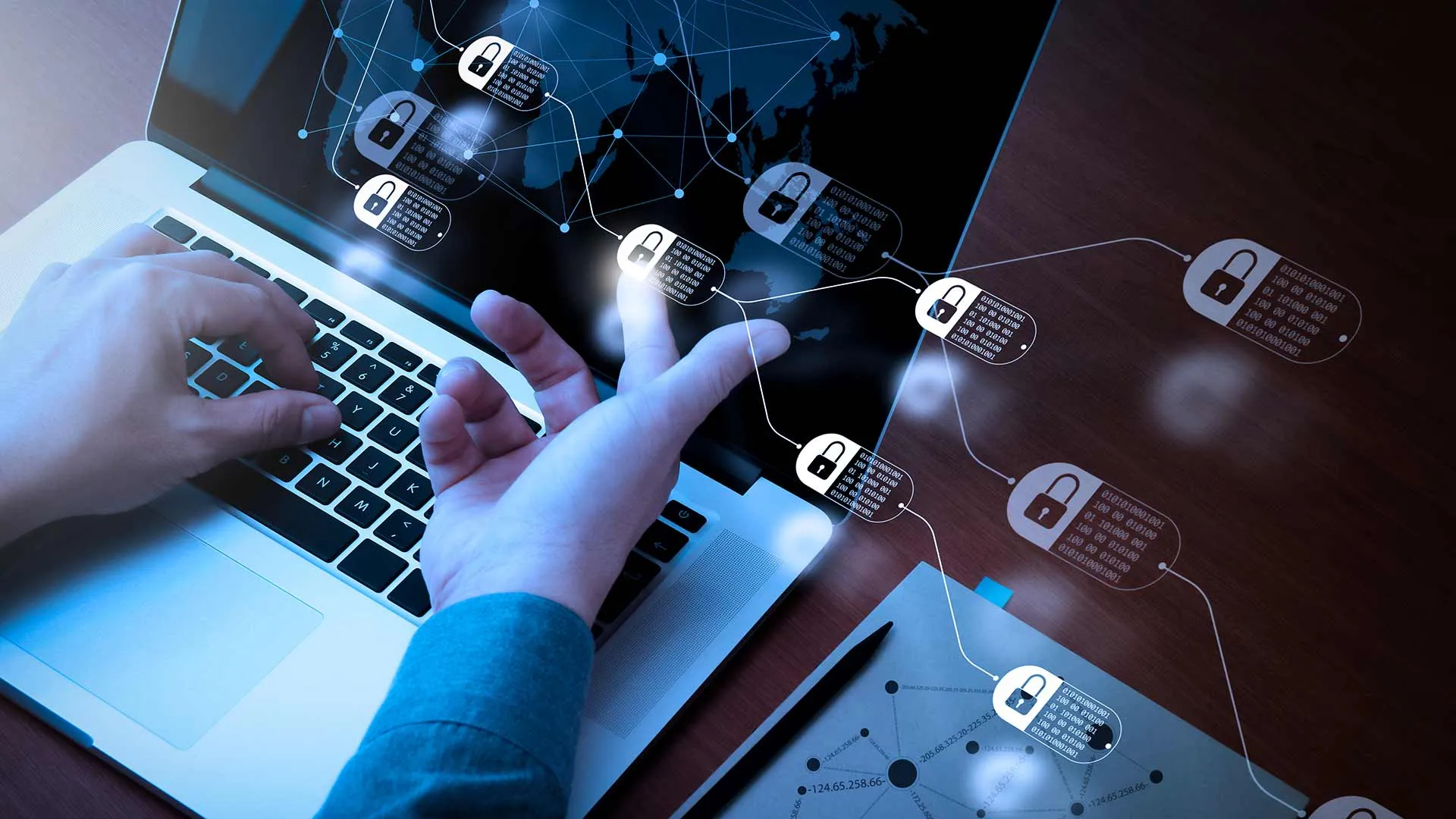 Foto de computadora con hologramas que hacen referencia a tecnología blockchain