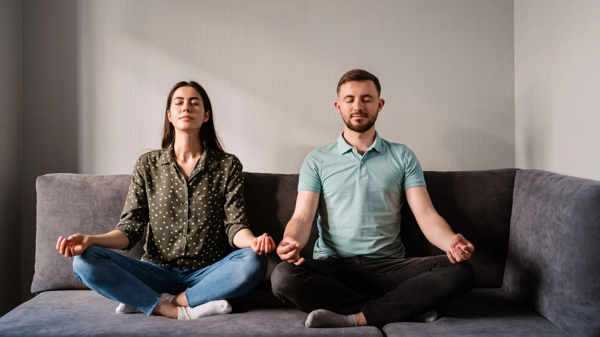 Hombre y mujer practicando mindfulness