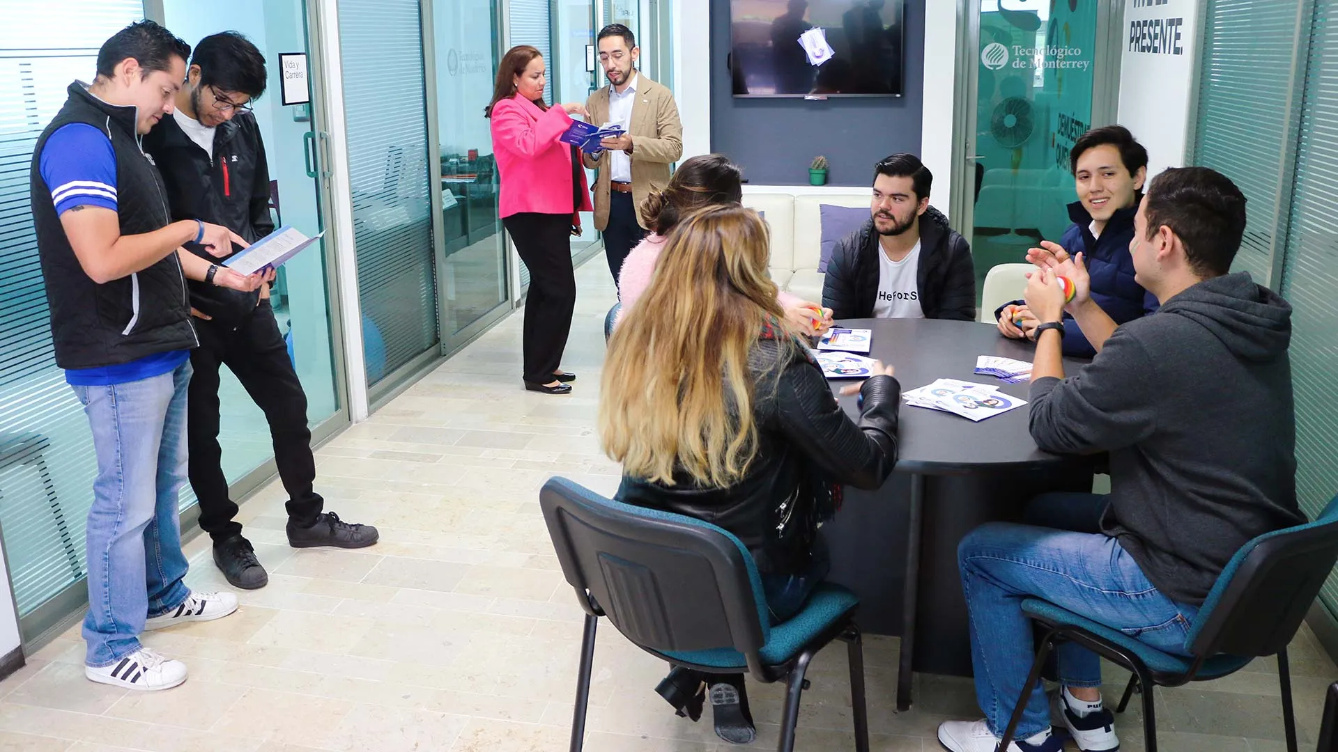 Diferentes estudiantes reunidos en el interior del punto de atención dialogando con encargados del CRDH