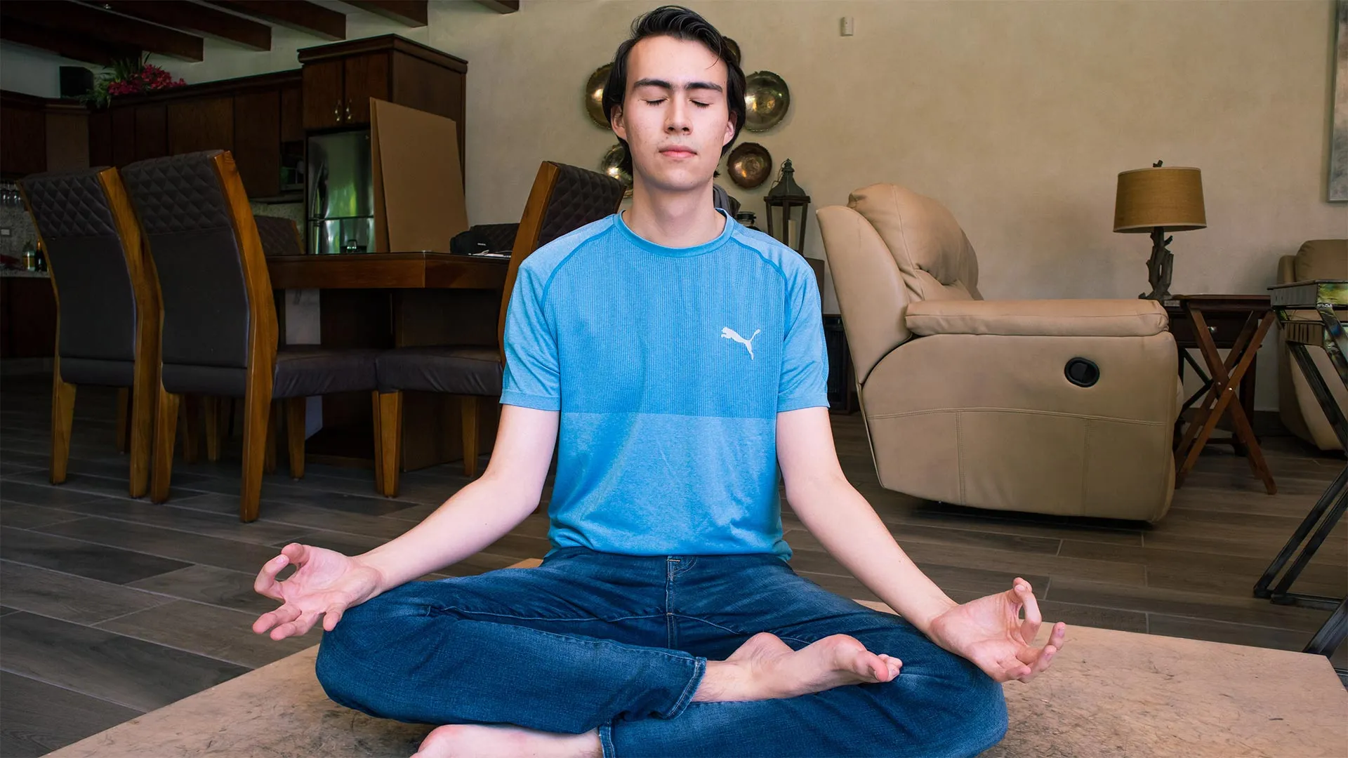 Alumno meditando entre clases