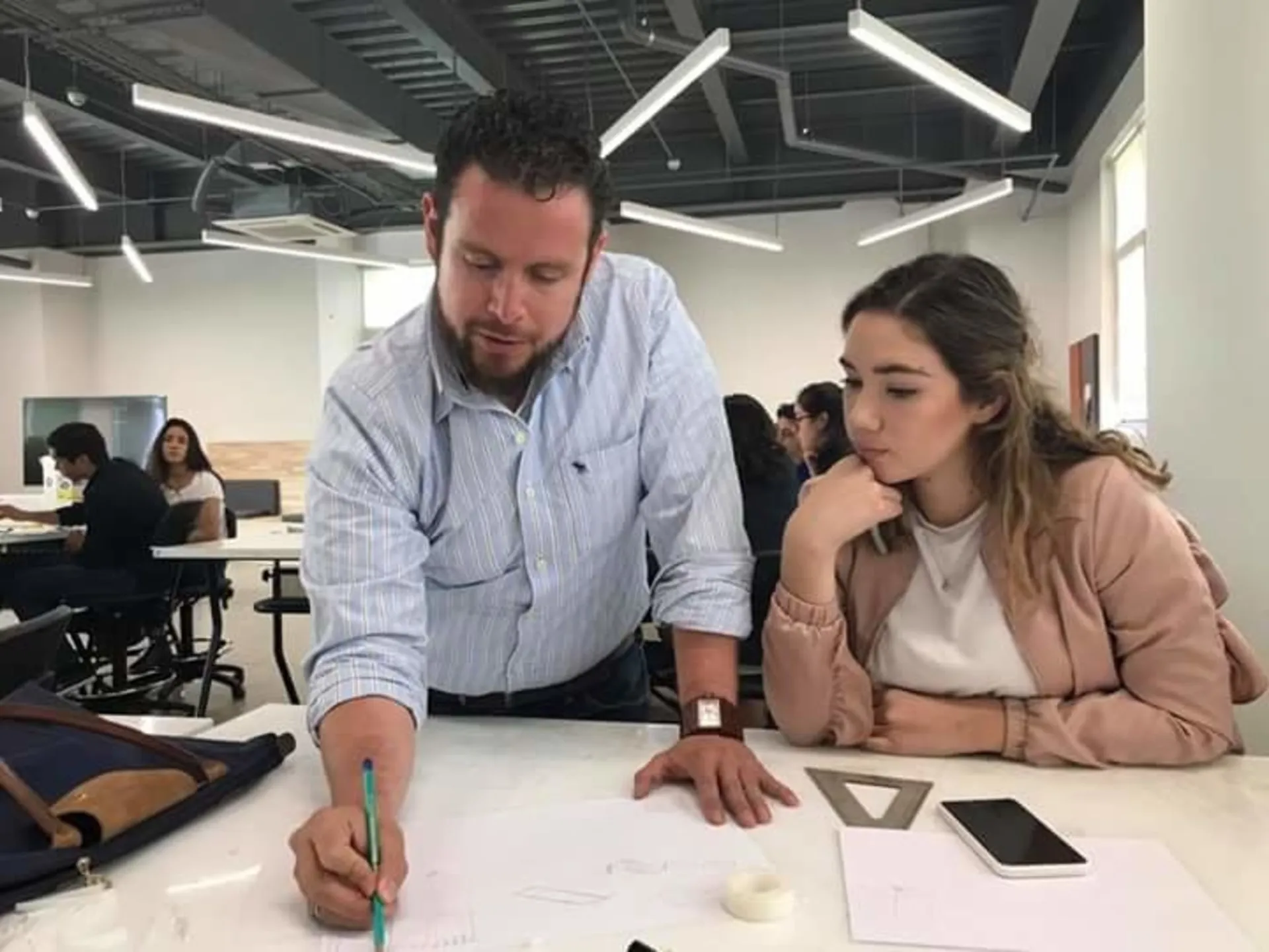 El mentor de éxito estudiantil acompaña a los alumnos Tec para alcanzar sus metas