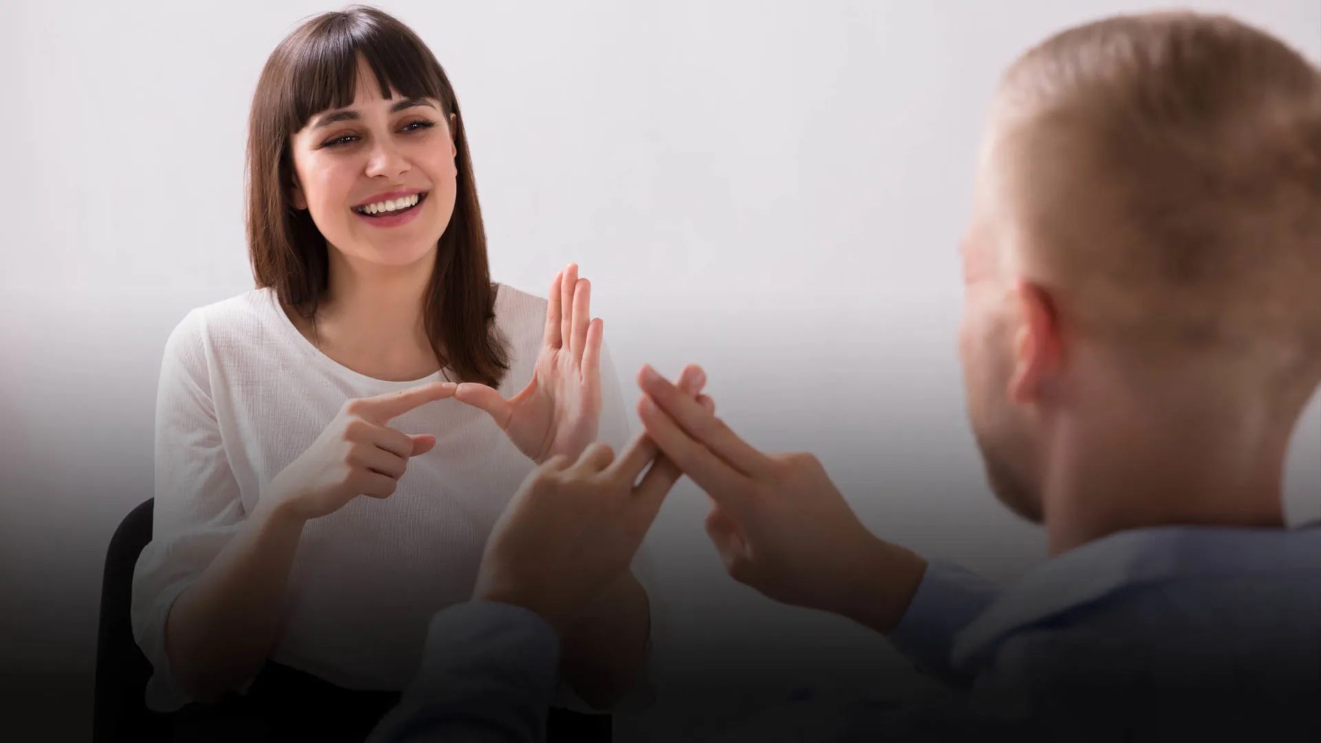 Enfrentan personas con discapacidad auditiva retos en escenario actual