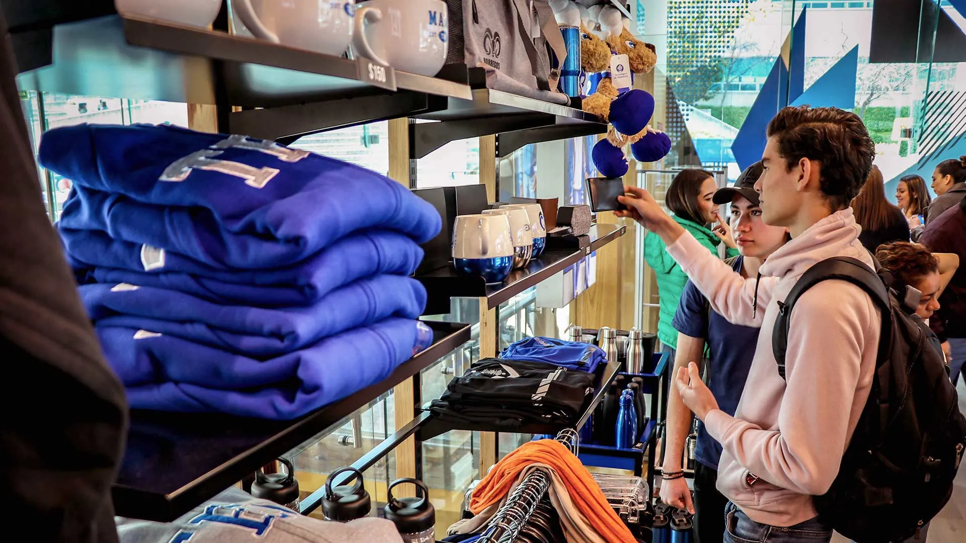 Estudiantes viendo la mercancía dentro de la Tecstore del Tec campus San Luis Potosí