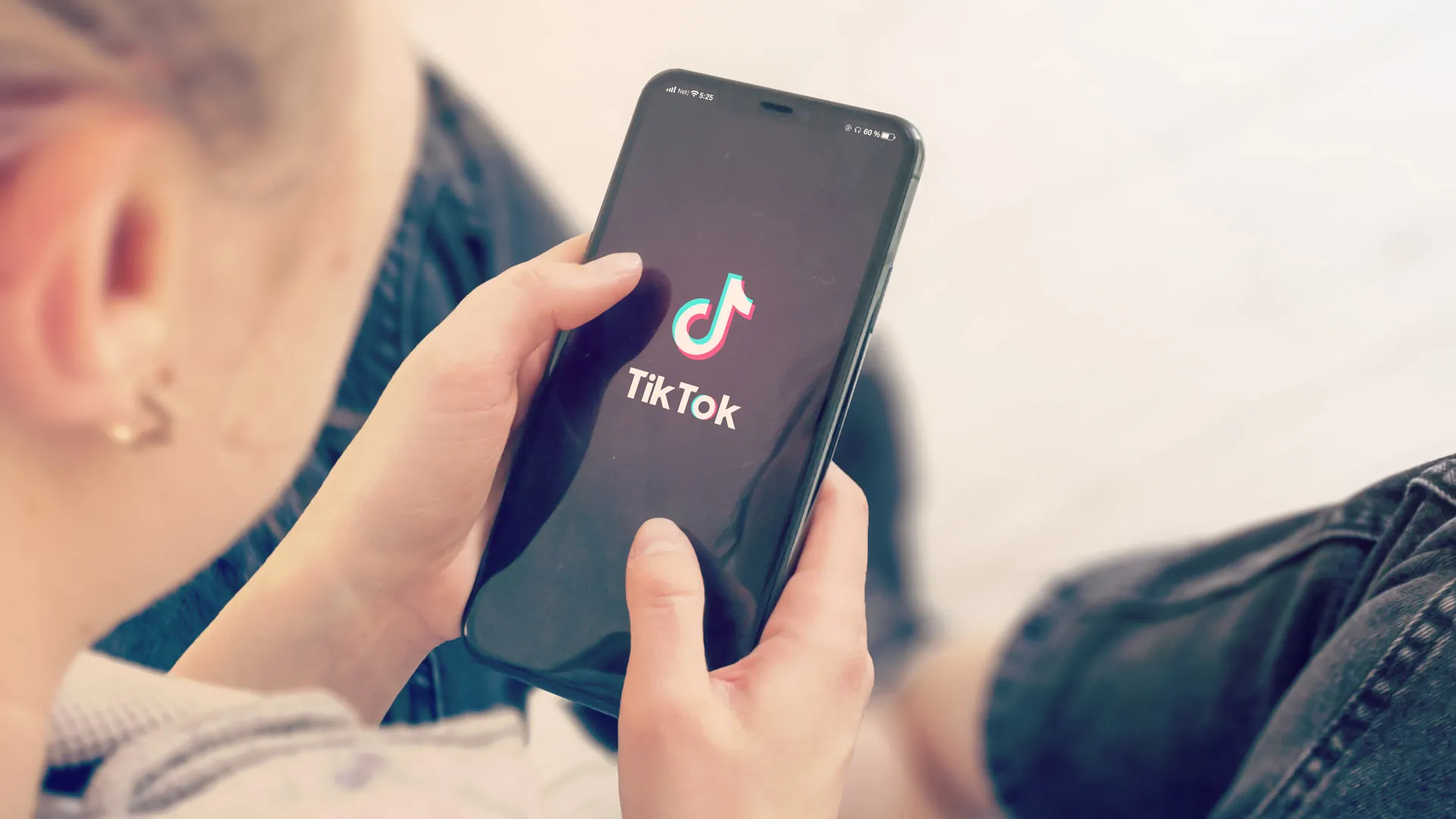 Conoce cómo este profesor usa TikTok para hacer versátiles sus clases