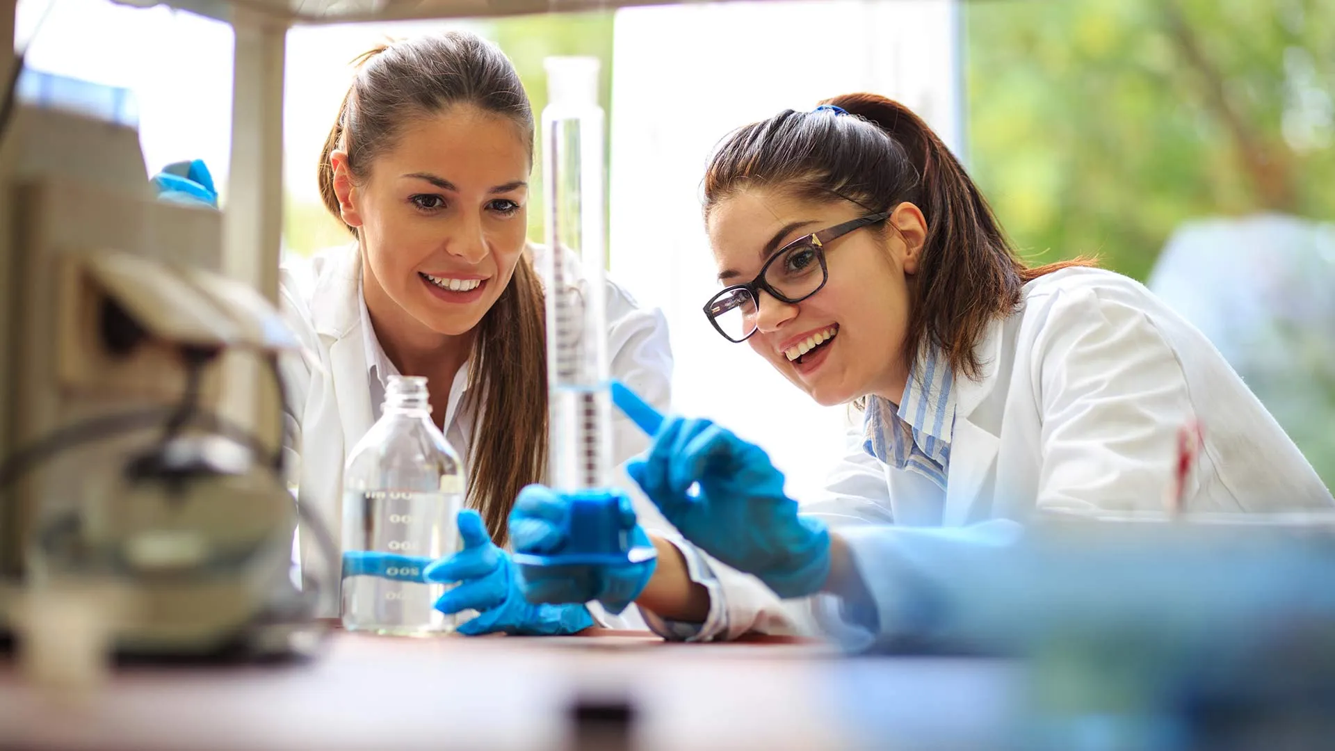 Llevan trabajo de ingenieras y científicas Tec al plano internacional