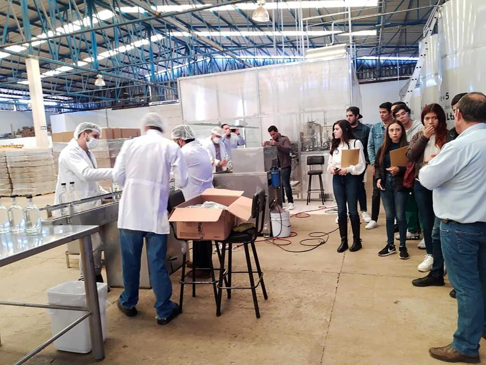 Alumnos de Derecho del Tec asesoran a Tequilera para exportar