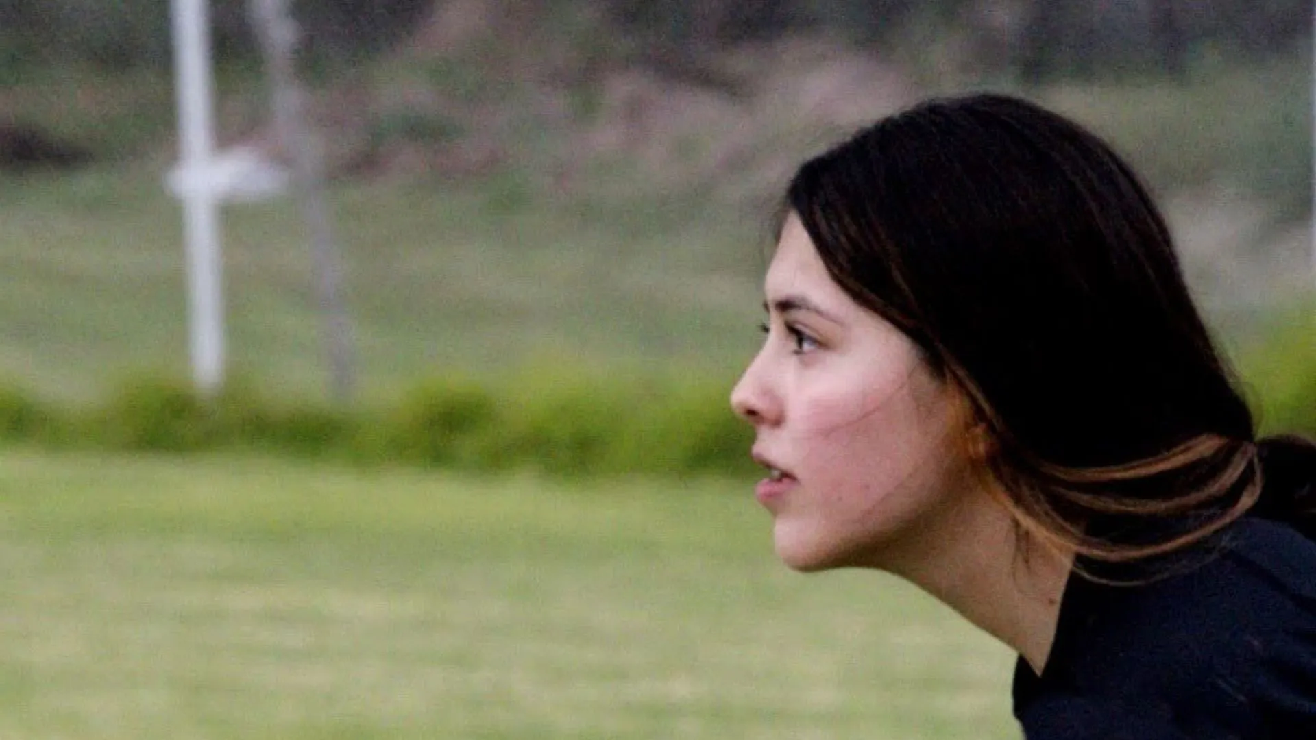 Daniela jugando fútbol en el campo de Tigres