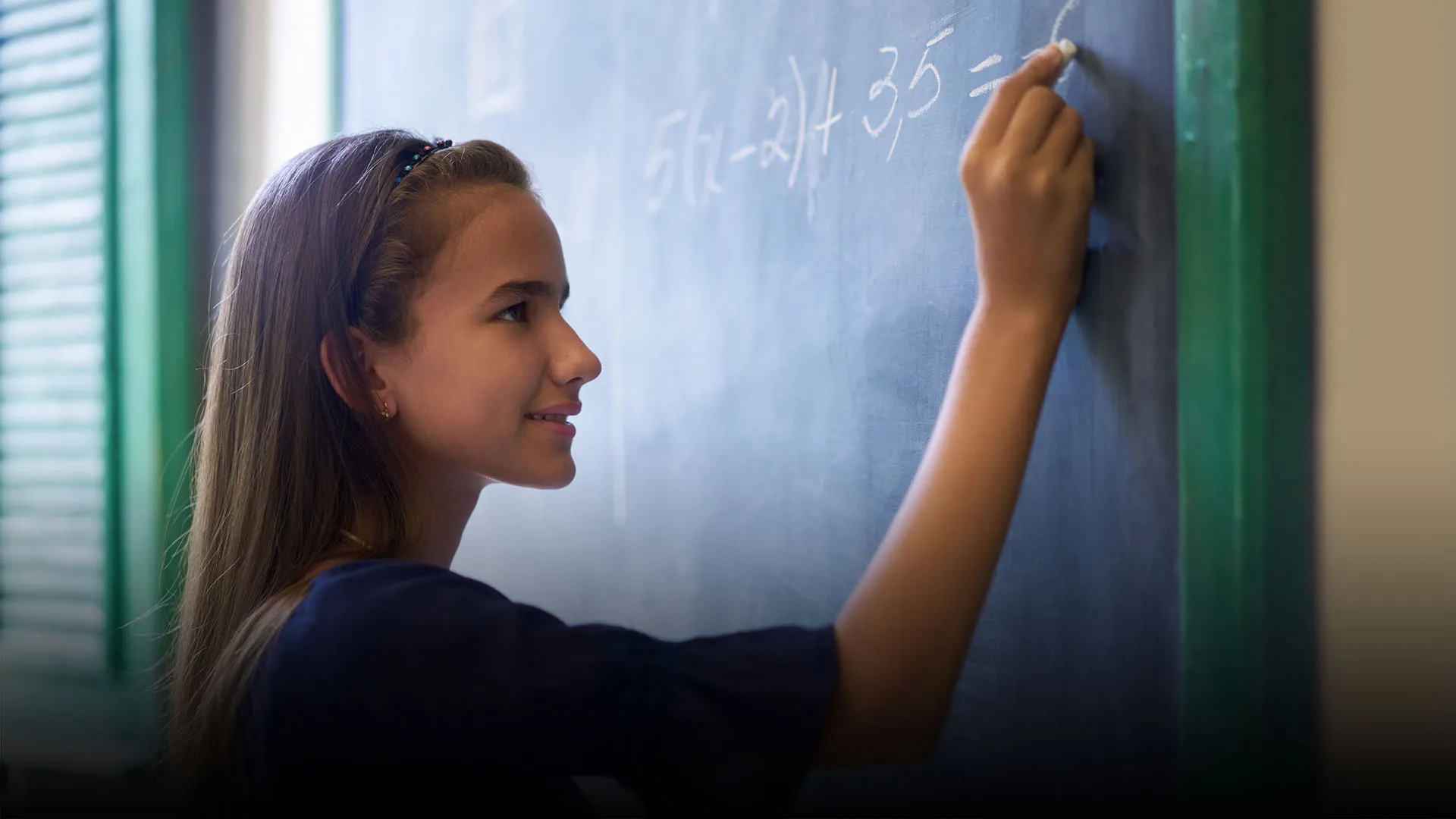 Buscan evitar la deserción escolar en mujeres adolescentes