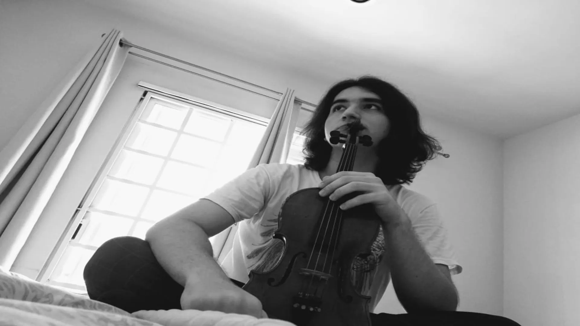 alumno posando con su violin