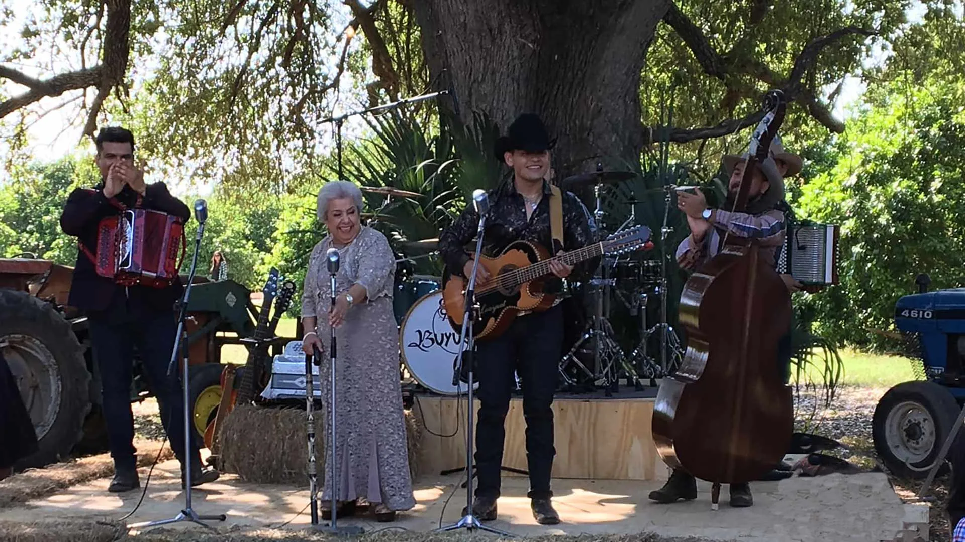 El grupo Buyuchek, al que pertenecen dos EXATEC, junto con doña Irma Silva, están nominados por segunda vez al Latin Grammy