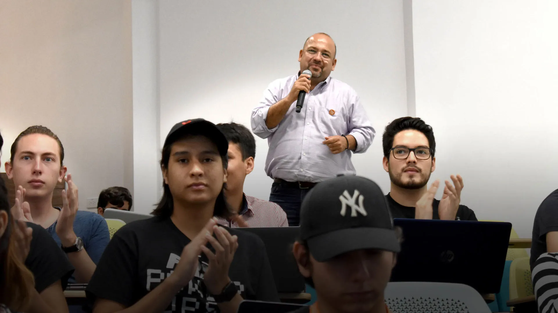 Impacta su sentido humano y vocación de servicio en los estudiantes