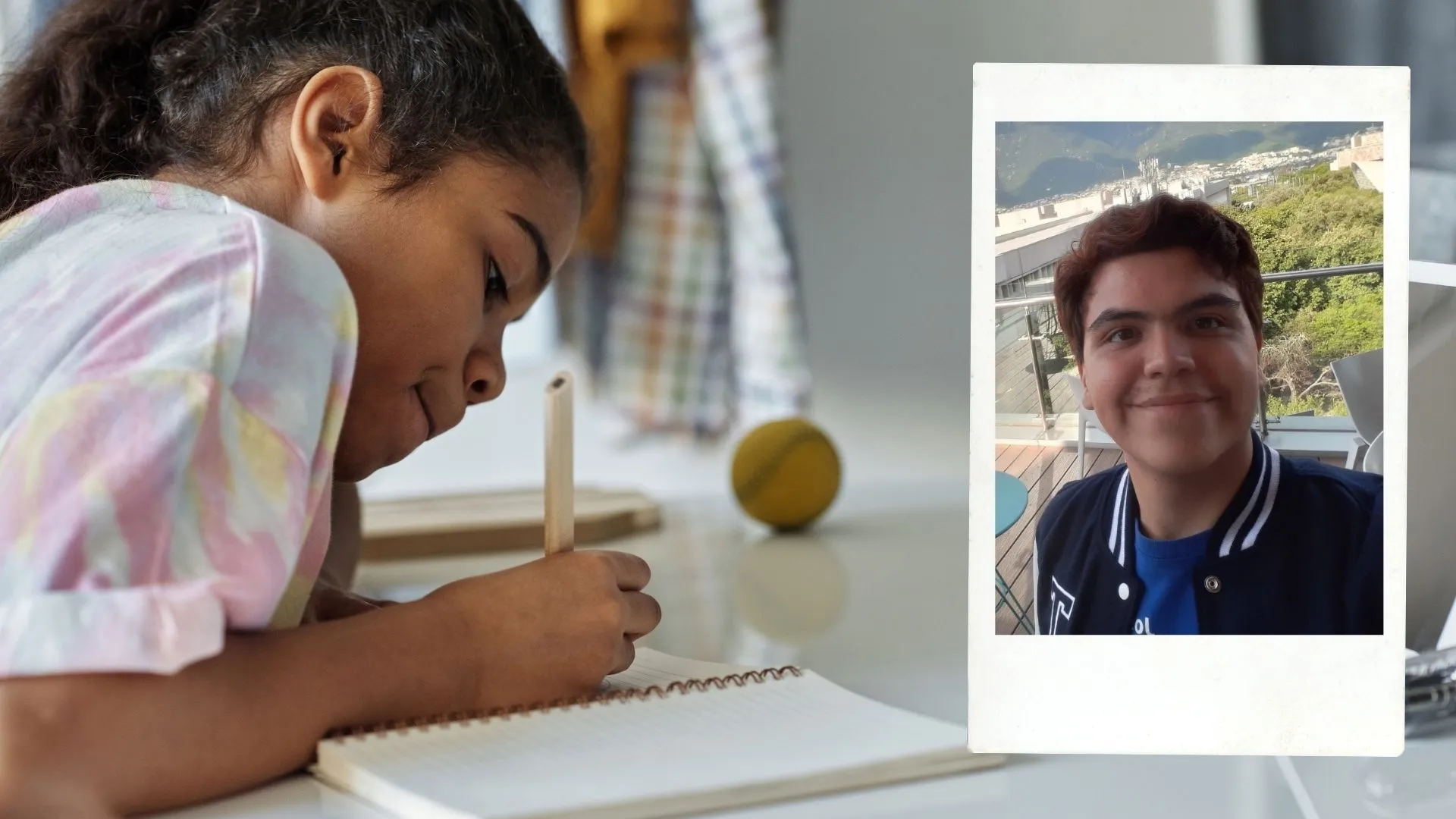 Foto de Mario junto a alumna en clase