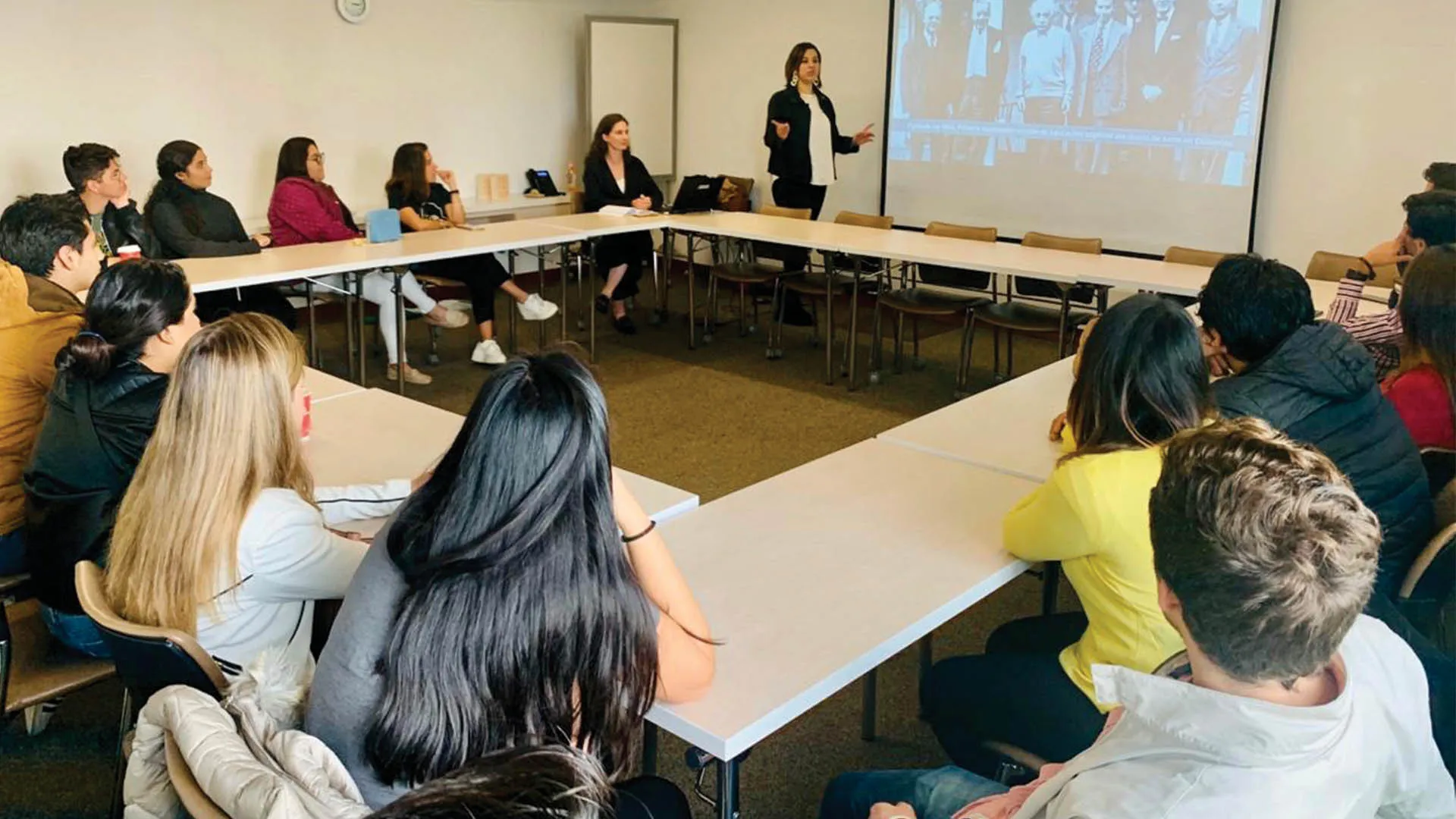 Estudiantes preparándose para la misión comercial