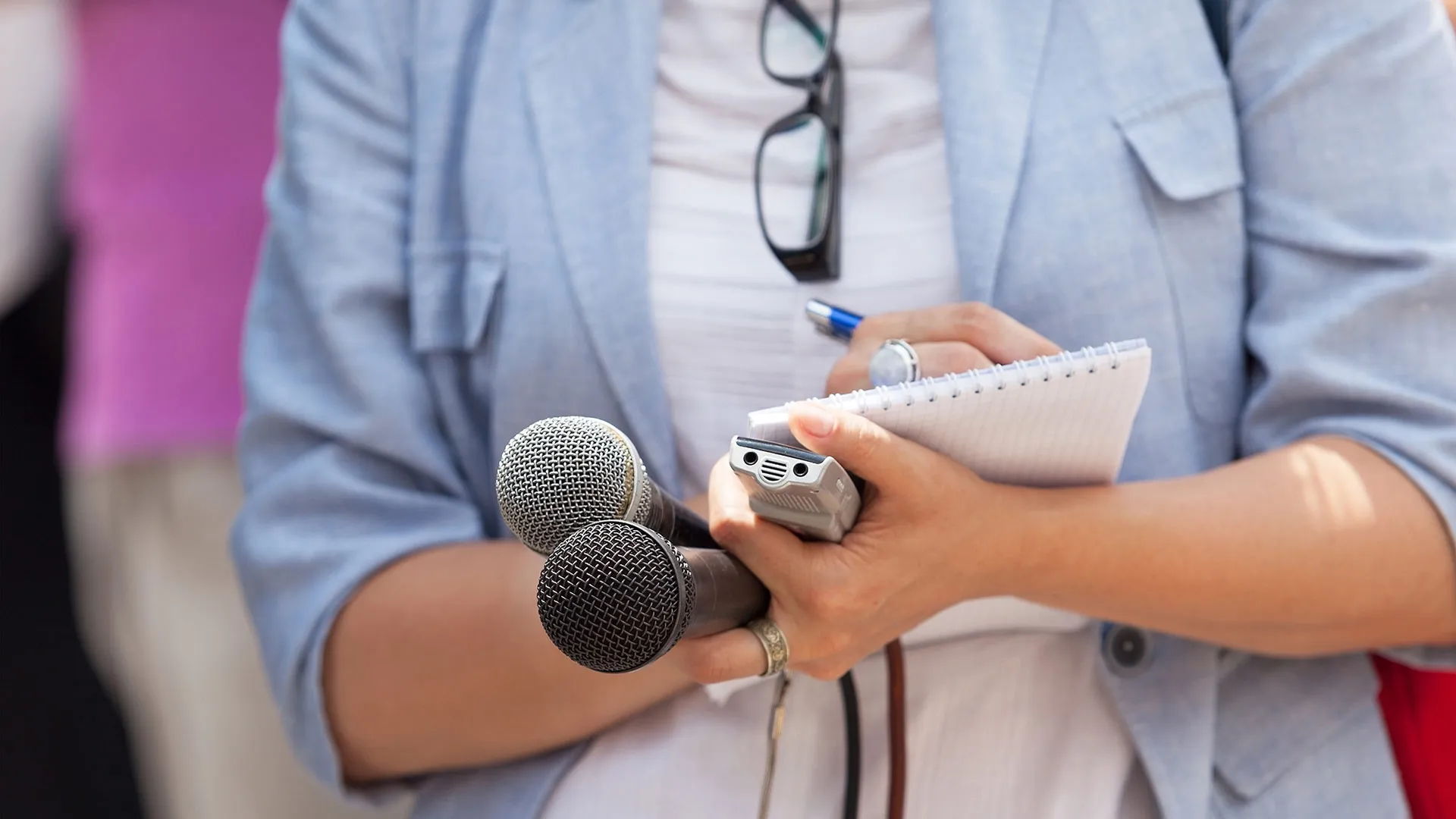 Periodista trabajando