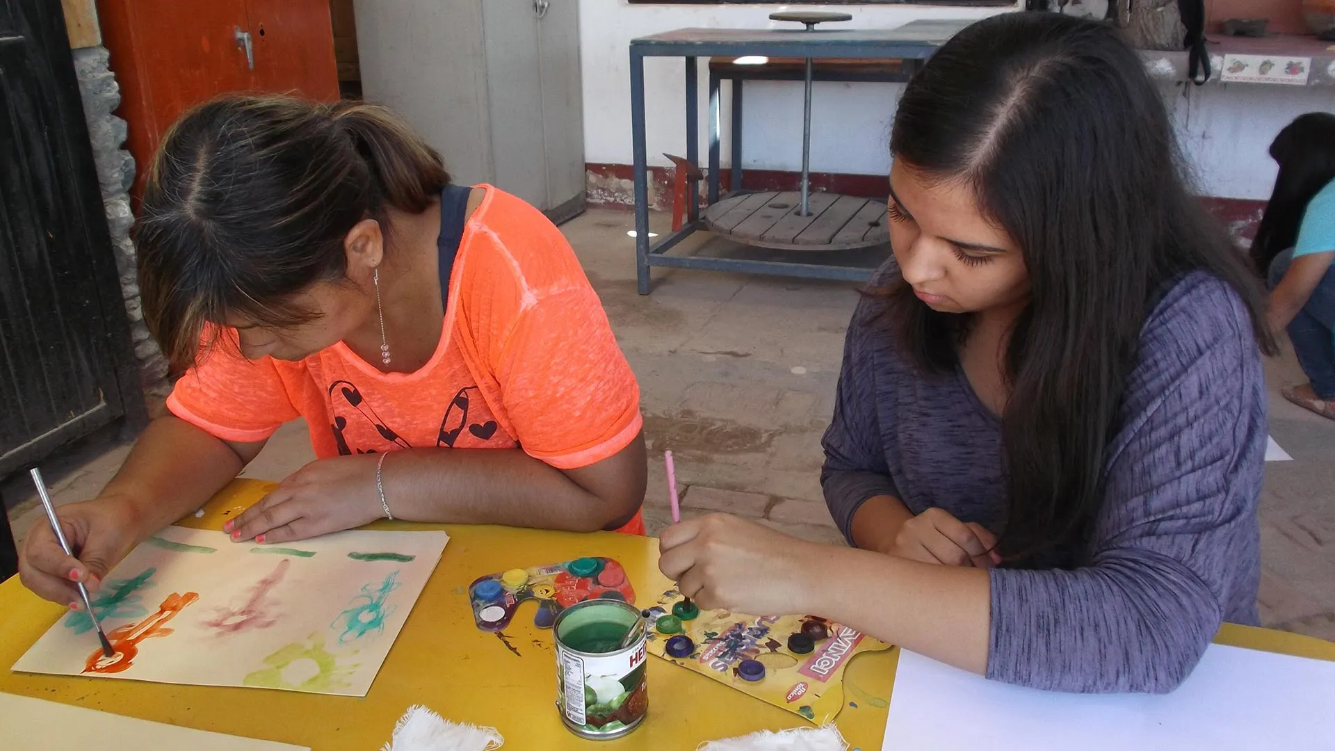 Marifer haciendo servicio social
