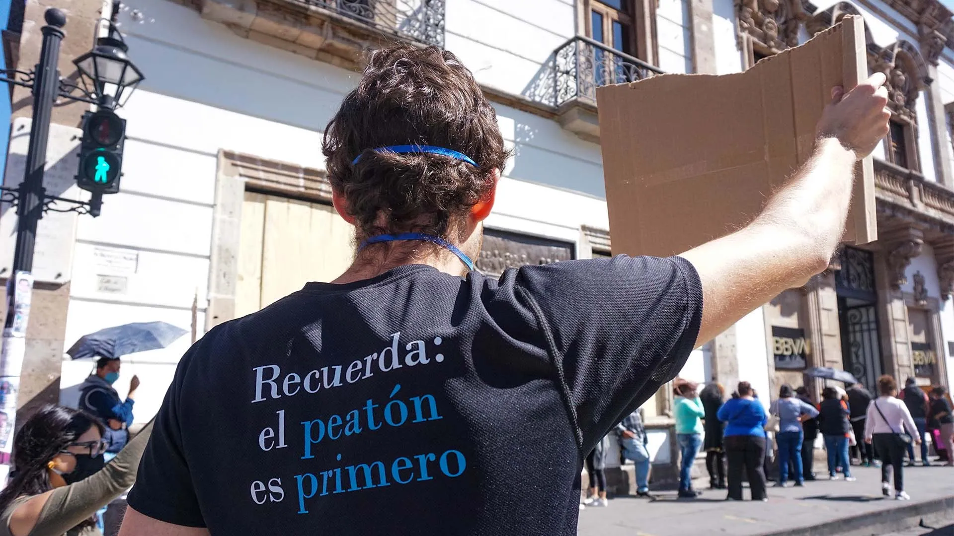Pablo Hernández, estudiante del Tec, en su labor como activista urbano en Morelia