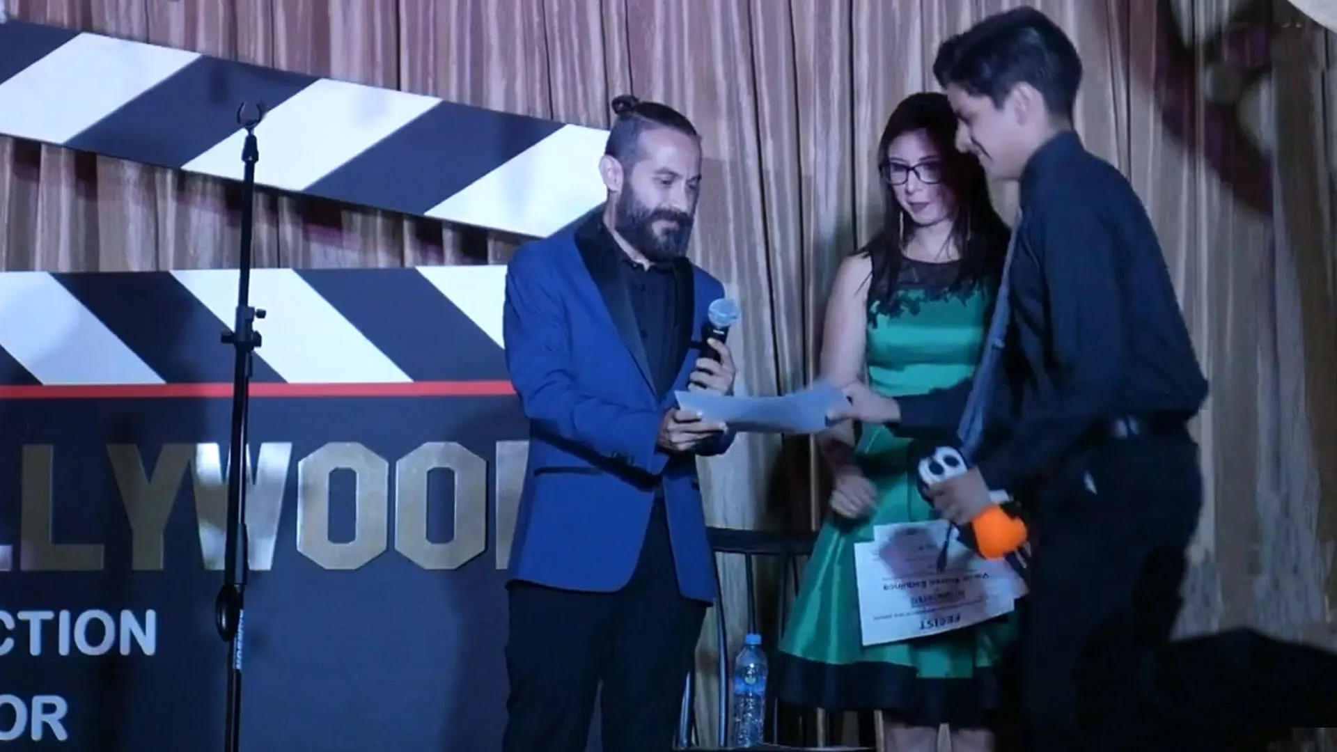 Sebastián recibiendo premio