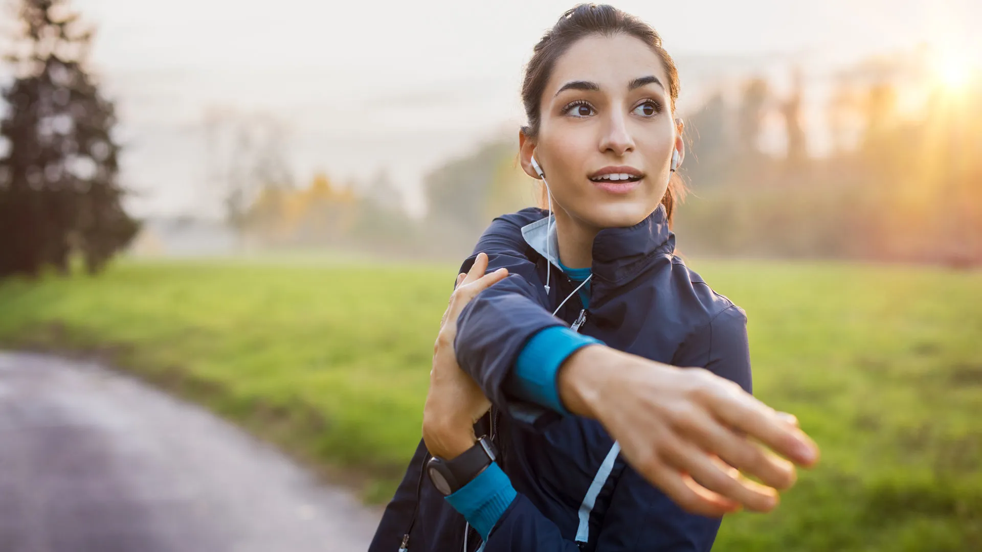 Tips para relajarte cuando sientas mucho estrés, como salir a caminar
