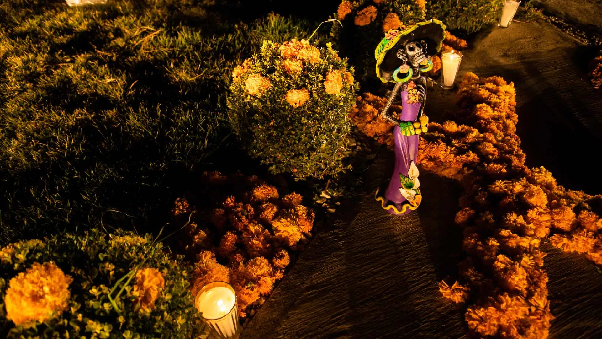 Decoración al pie de Altar de Muertos en Xantolo