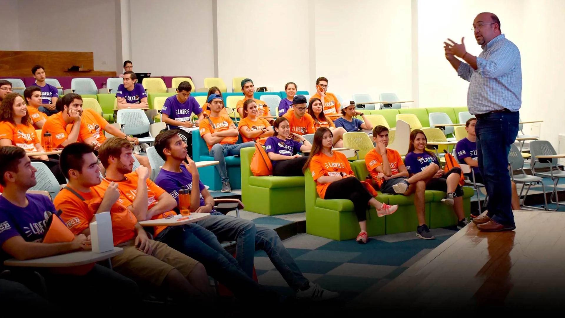 Otorgan distinción internacional a Ernesto Benavides por labor social 