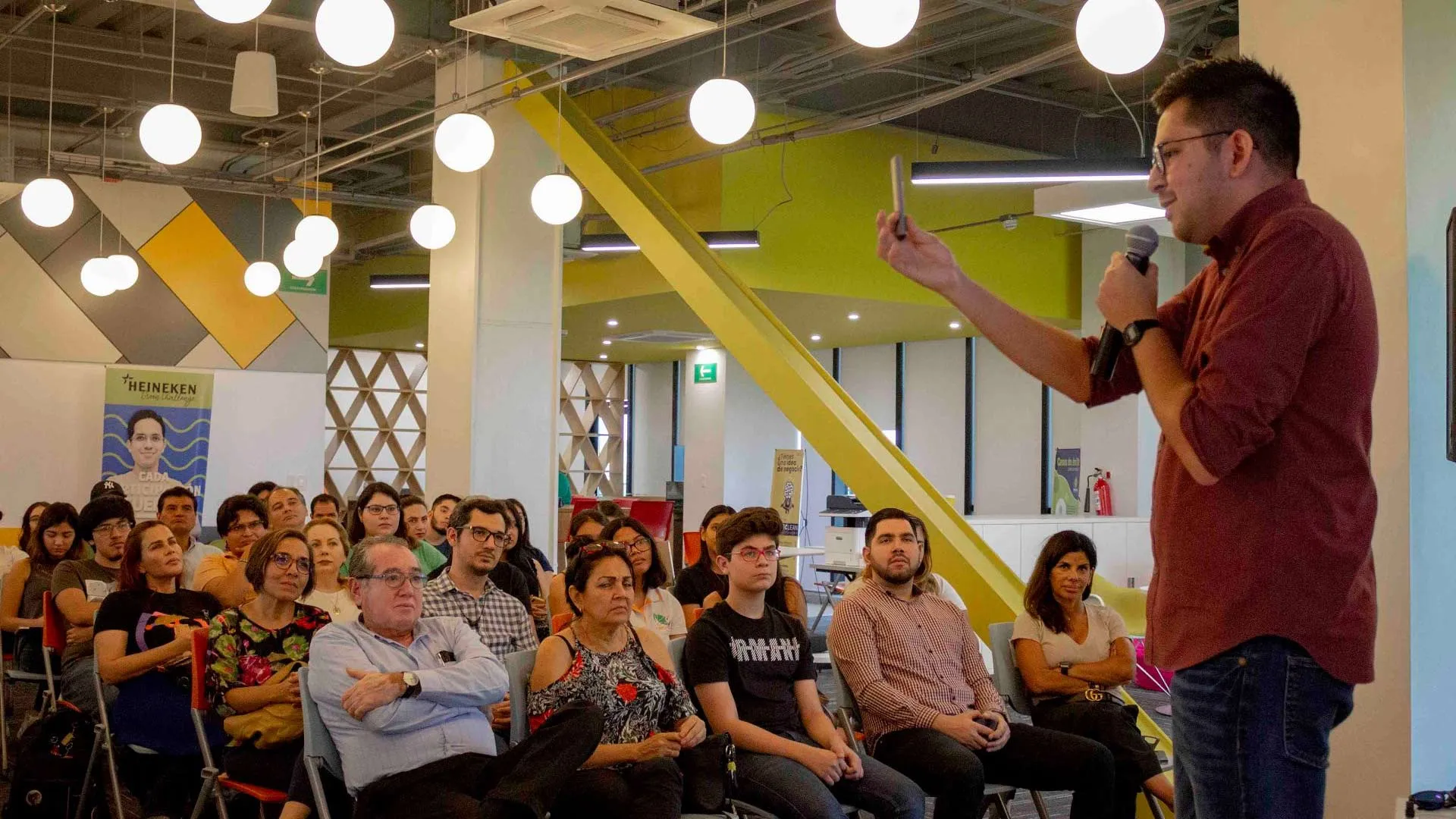 expositor hablando frente a una audiencia