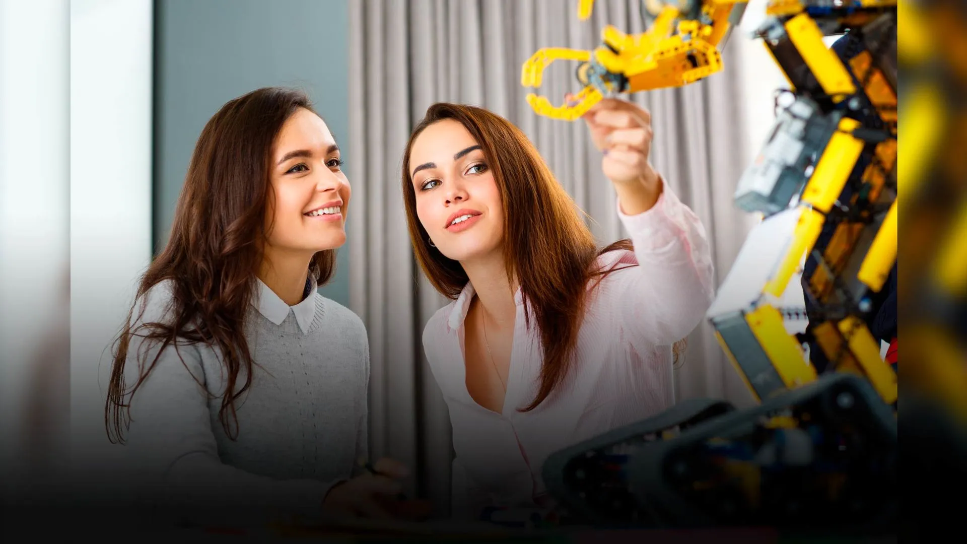 Mujeres interactuando con una maquinaria de ingeniería