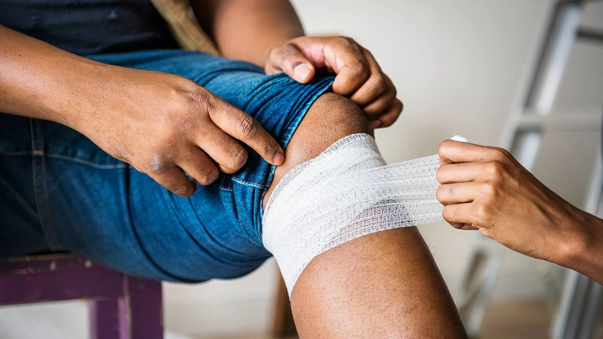 Persona vendando a otra que tuvo un accidente