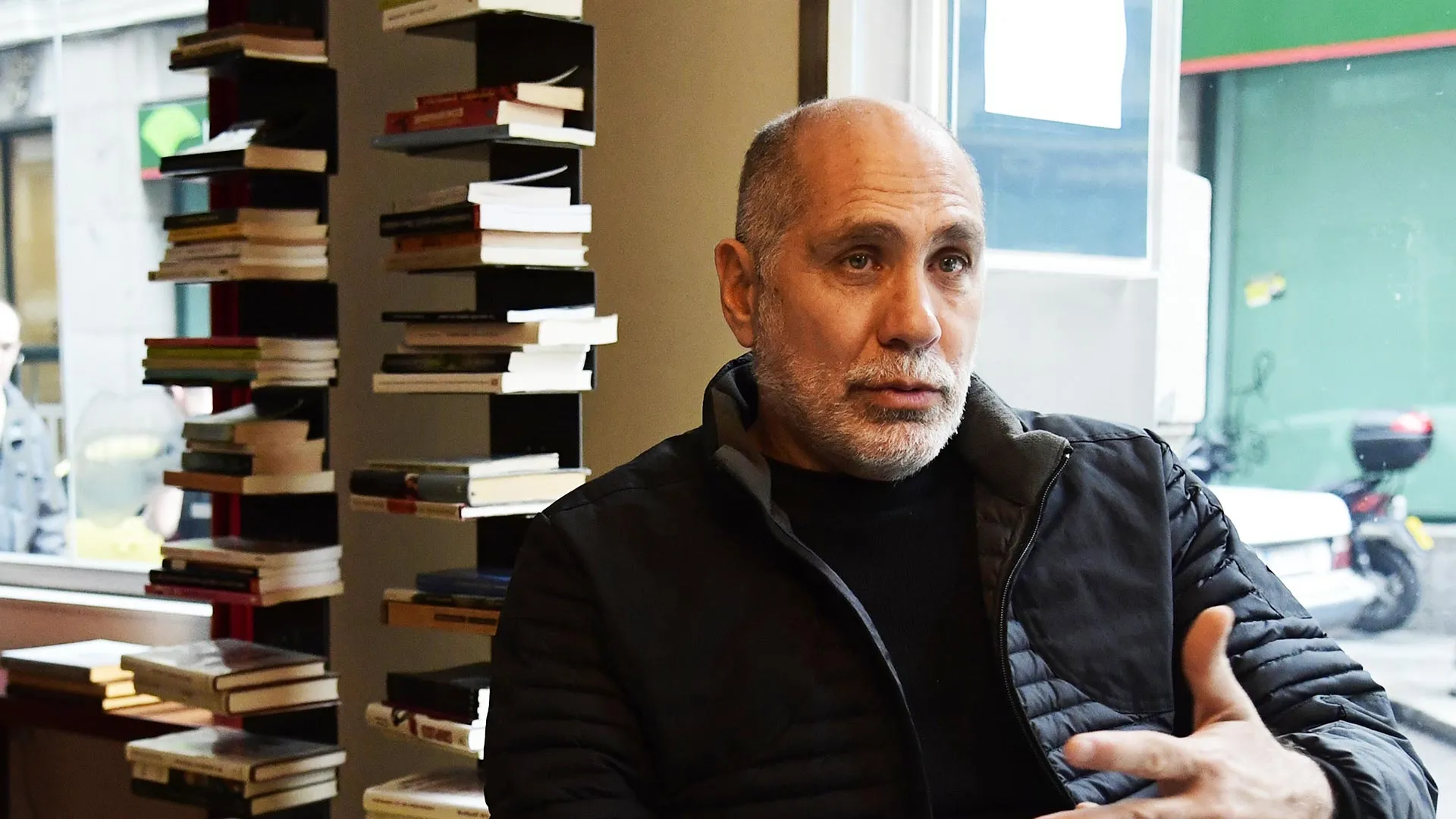 Guillermo Arriaga da consejos a jóvenes escritores. 