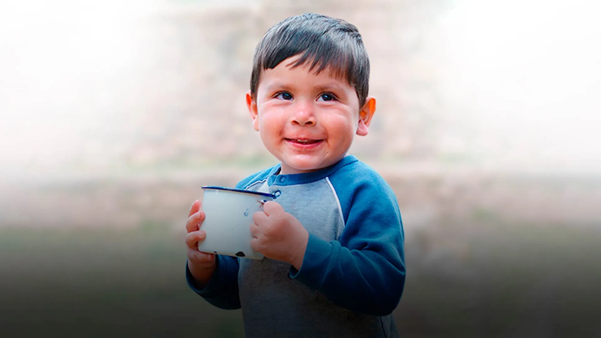 combate al hambre, niño portando una taza en sus manos