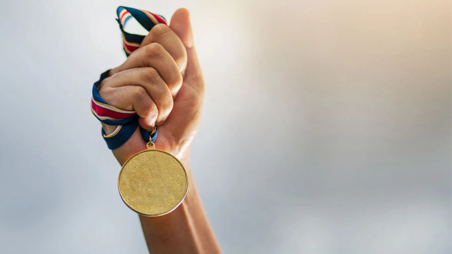 mano-sosteniendo-medalla