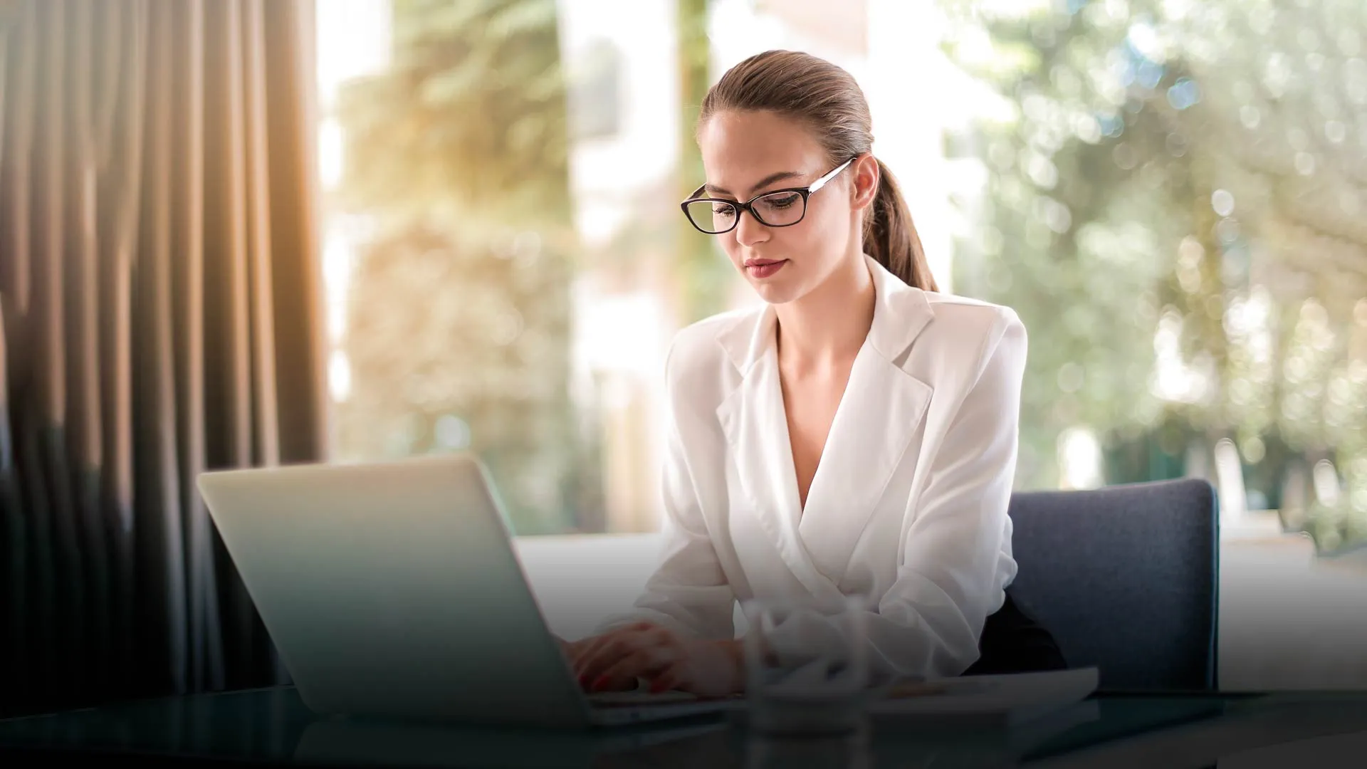 Mujer ejecutiva trabajando en computadora