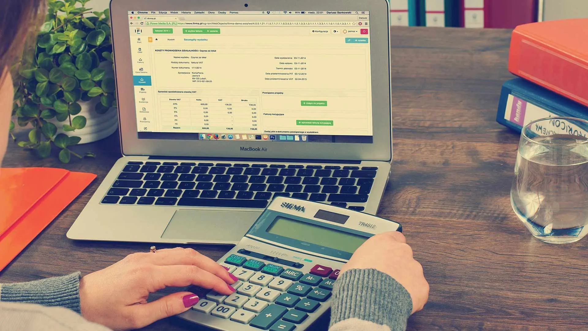 mujer revisando finanzas