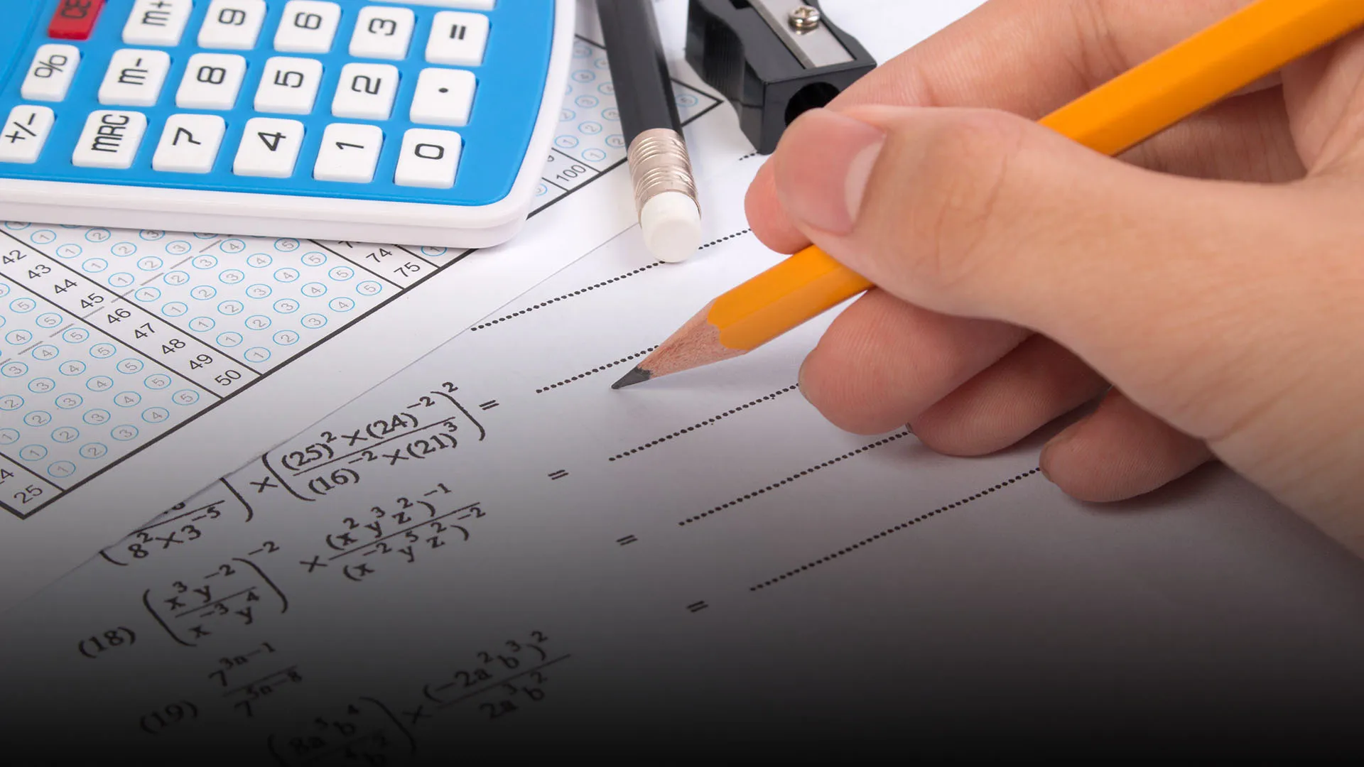 Persona resolviendo prueba de matemáticas