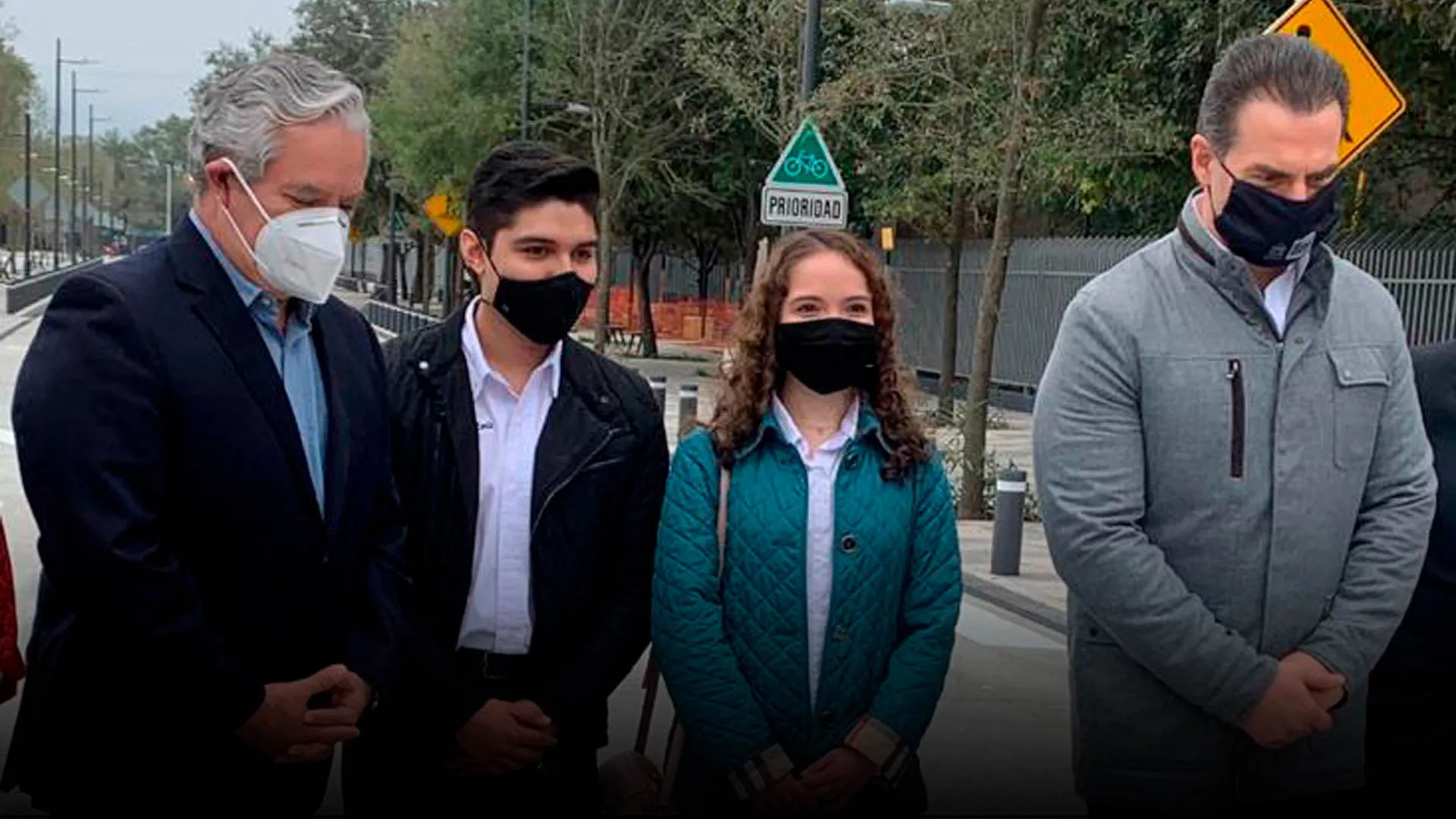 Alumnos junto a Mario Adrián Flores, vicepresidente Región Monterrey y Adrián de la Garza, presidente municipal de Monterrey